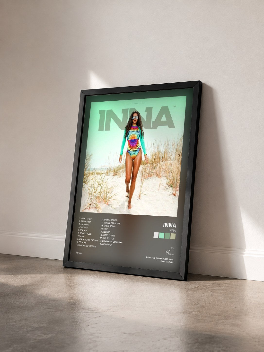 #noir Inna von Inna als gerahmter Kunstdruck von schräg gesehen, schwarzer Rahmen