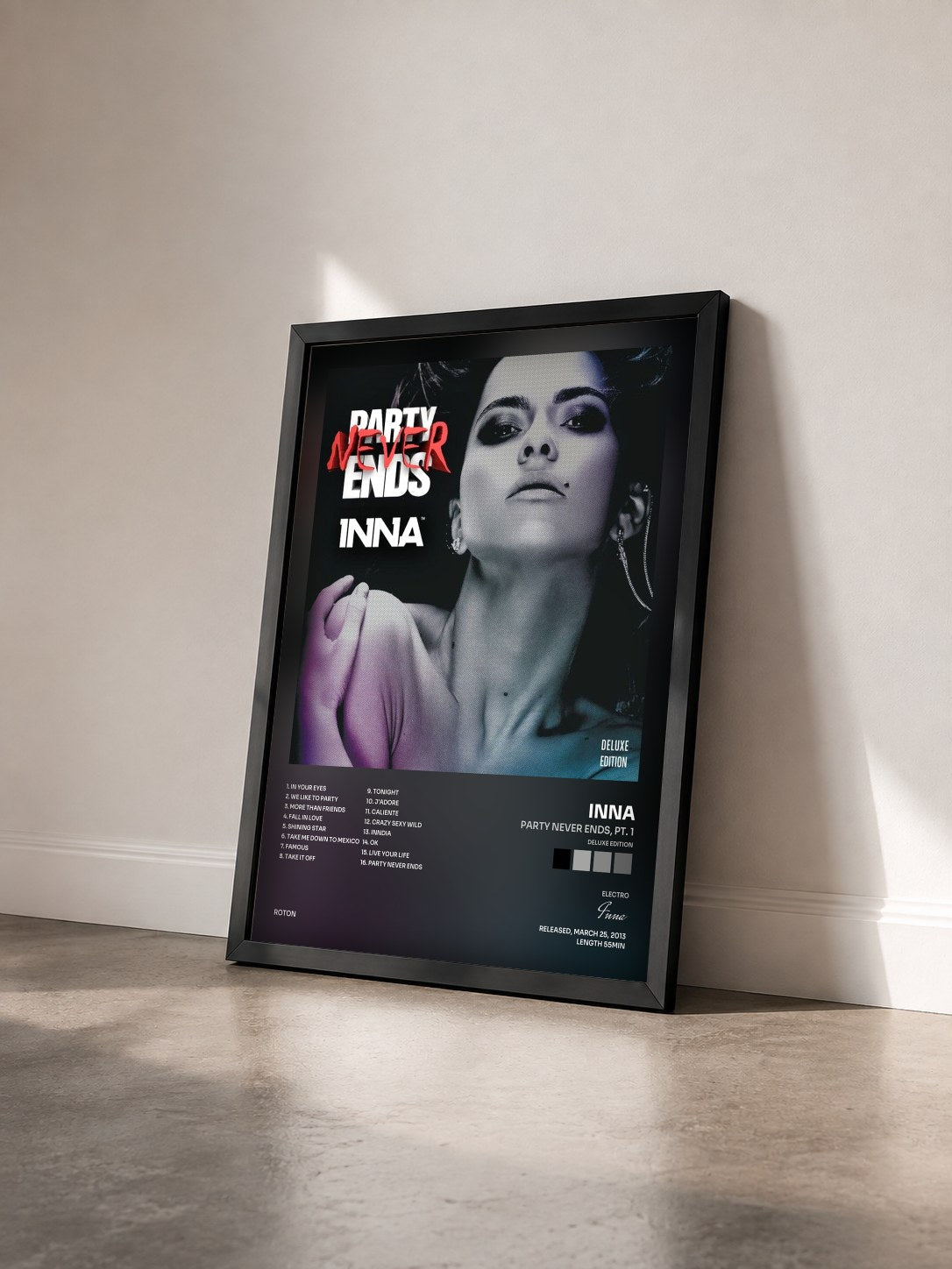 #noir Party Never Ends, Pt. 1 (Deluxe Edition) von Inna als gerahmter Kunstdruck von schräg gesehen, schwarzer Rahmen