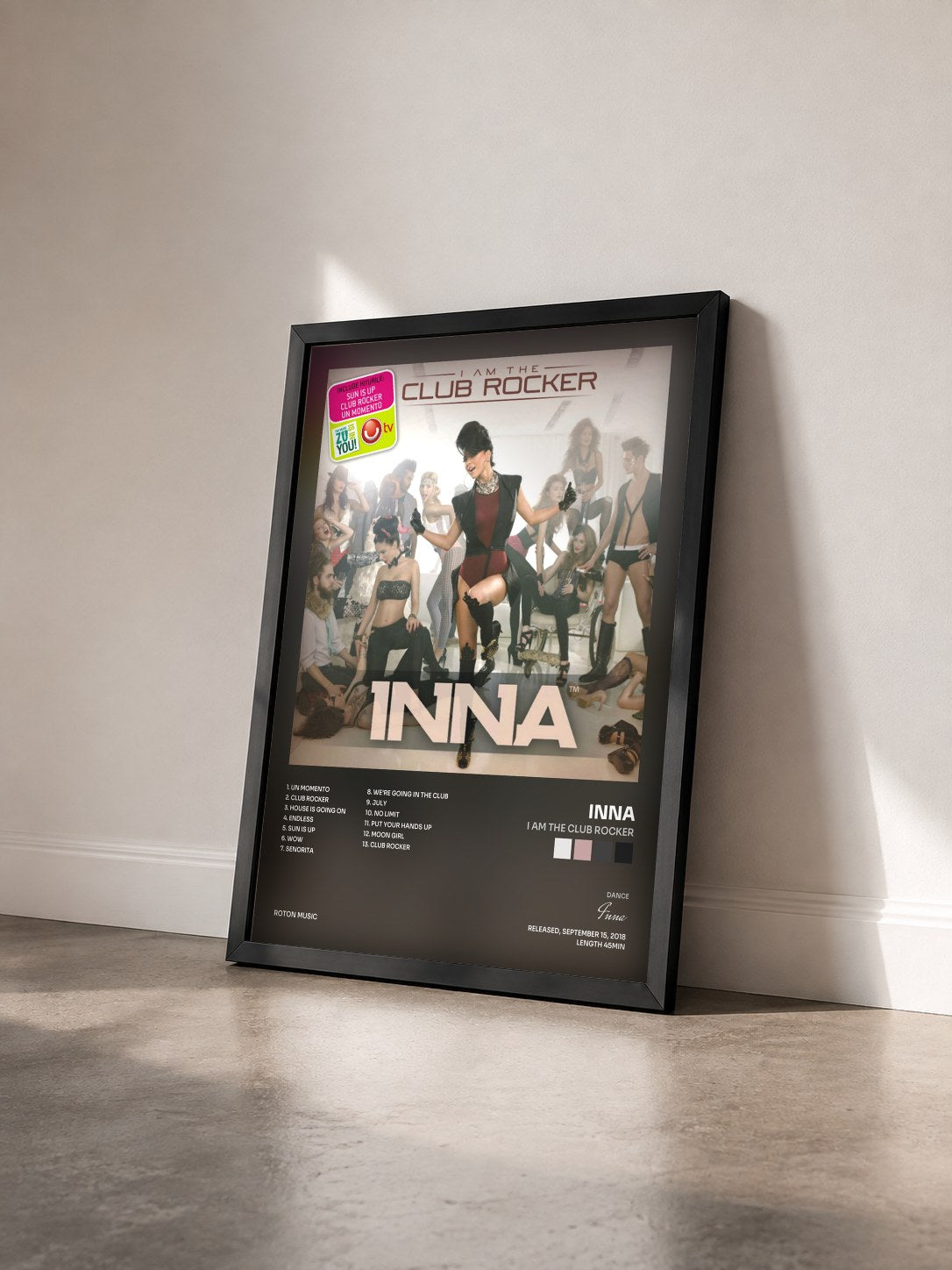 #noir I Am the Club Rocker von Inna als gerahmter Kunstdruck von schräg gesehen, schwarzer Rahmen