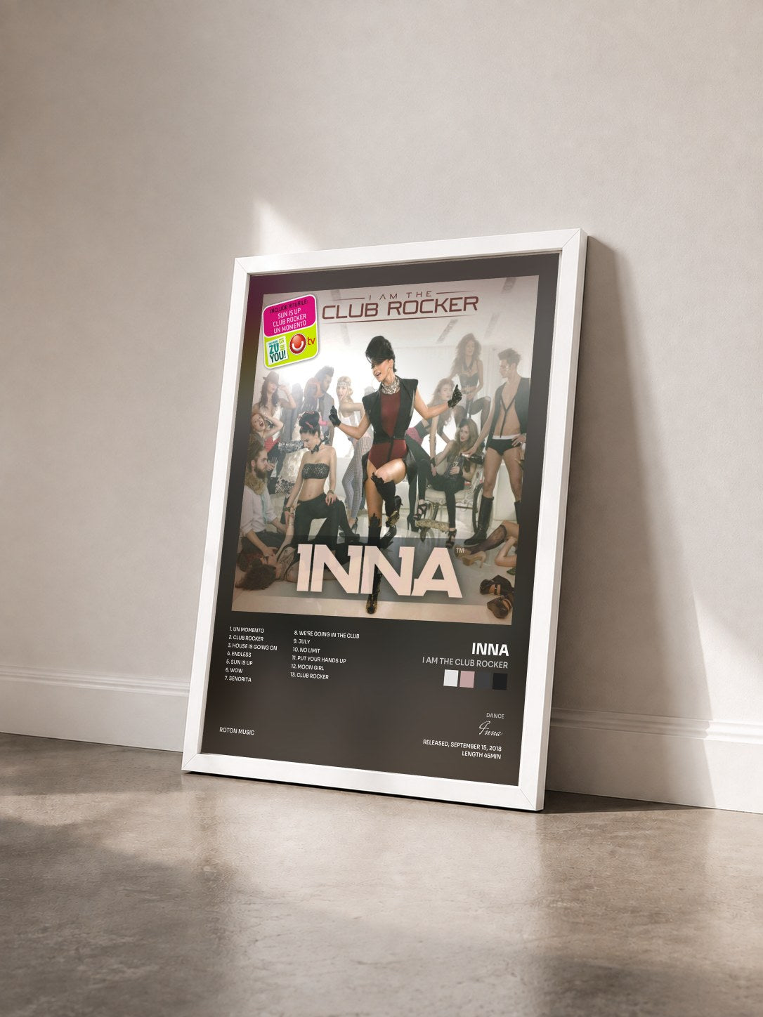 #blanc I Am the Club Rocker von Inna als gerahmter Kunstdruck von schräg gesehen, weißer Rahmen
