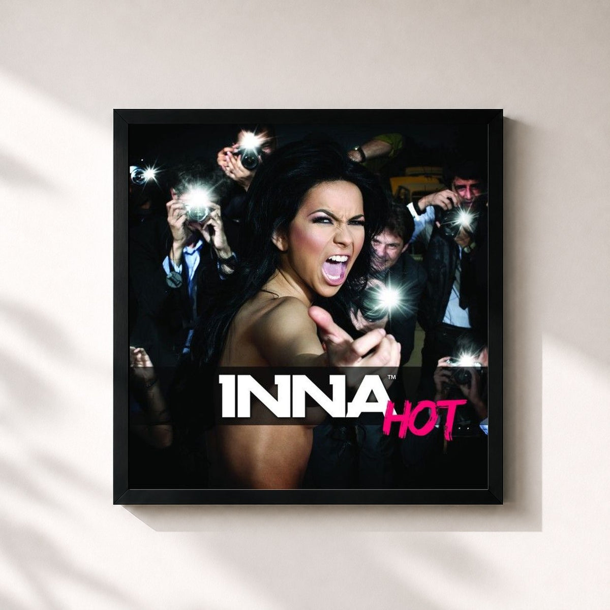 #noir Tableau carré de l'album Hot de Inna, cadre noir 32x32 cm