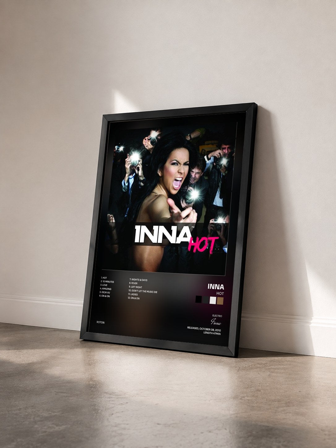#noir Tableau de l'album Hot de Inna vu de trois quarts, cadre noir