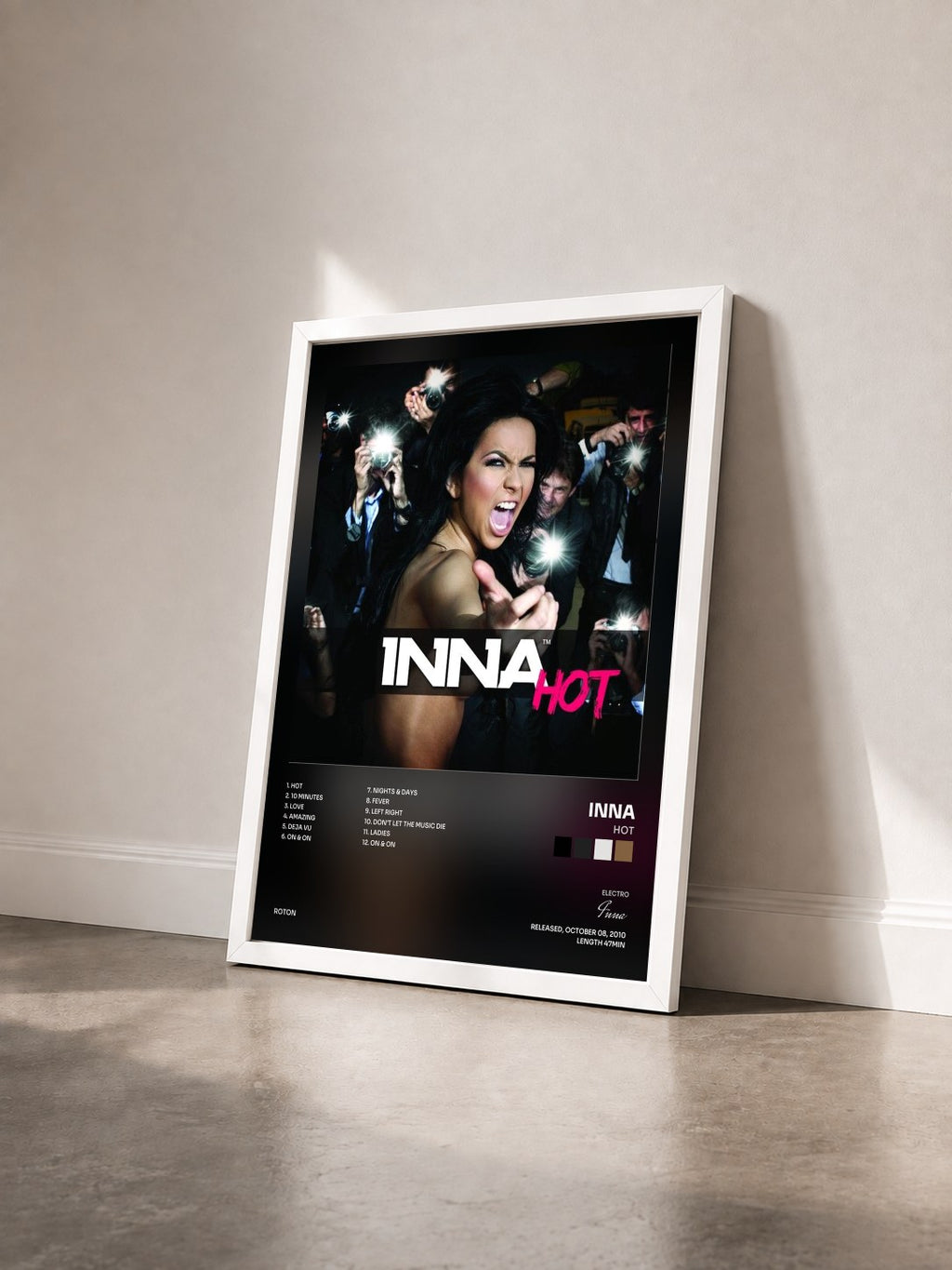 #blanc Tableau de l'album Hot de Inna vu de trois quarts, cadre blanc