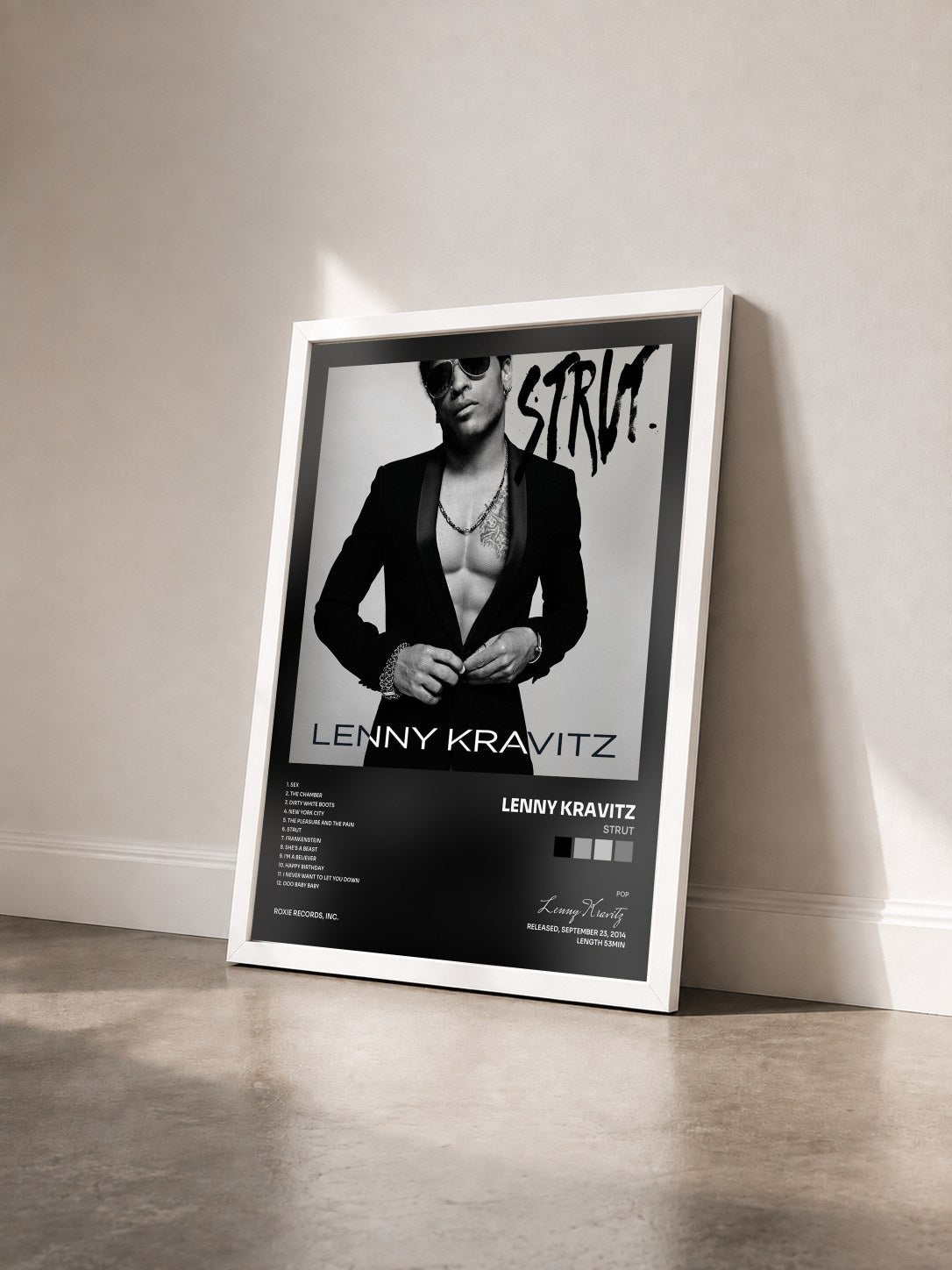#blanc Strut de Lenny Kravitz en lámina enmarcada vista de tres cuartos, marco blanco