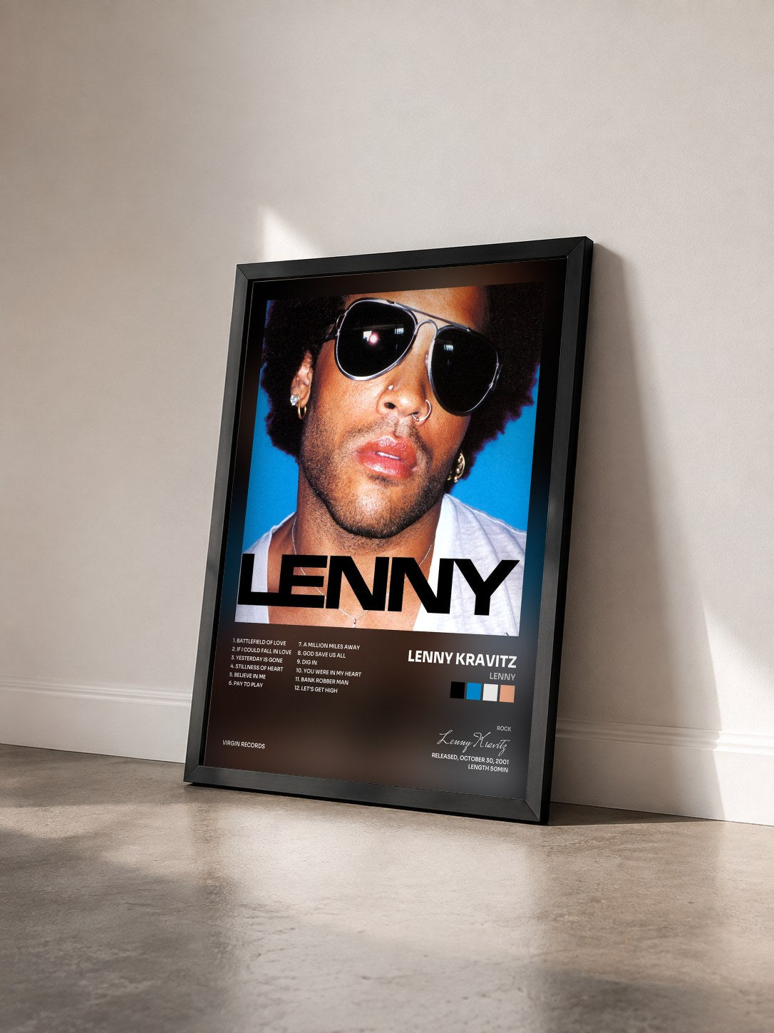 #noir Lenny von Lenny Kravitz als gerahmter Kunstdruck von schräg gesehen, schwarzer Rahmen