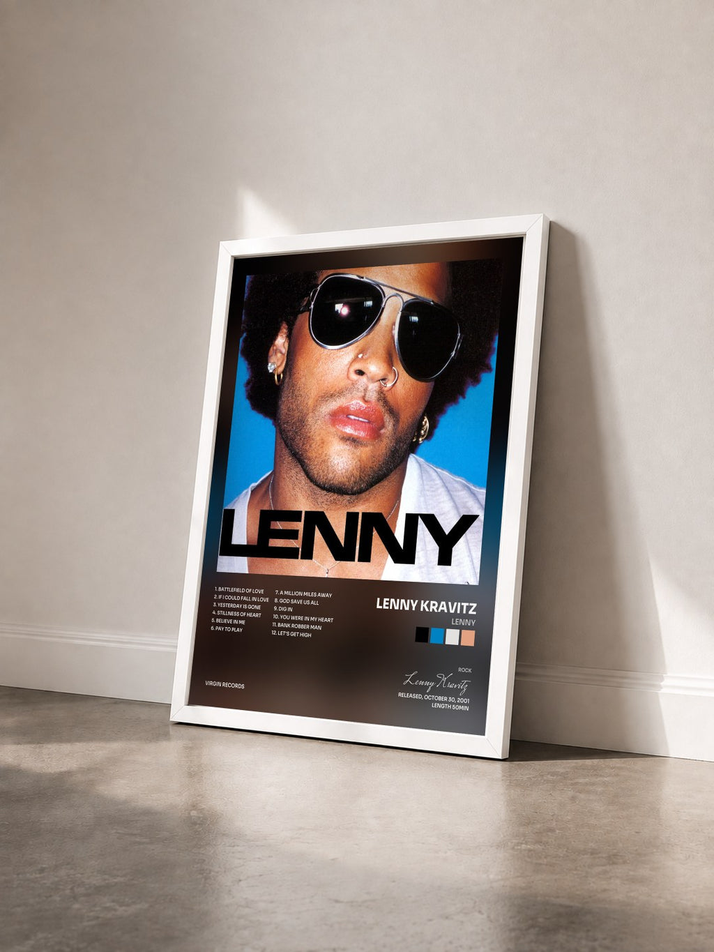 #blanc Lenny von Lenny Kravitz als gerahmter Kunstdruck von schräg gesehen, weißer Rahmen