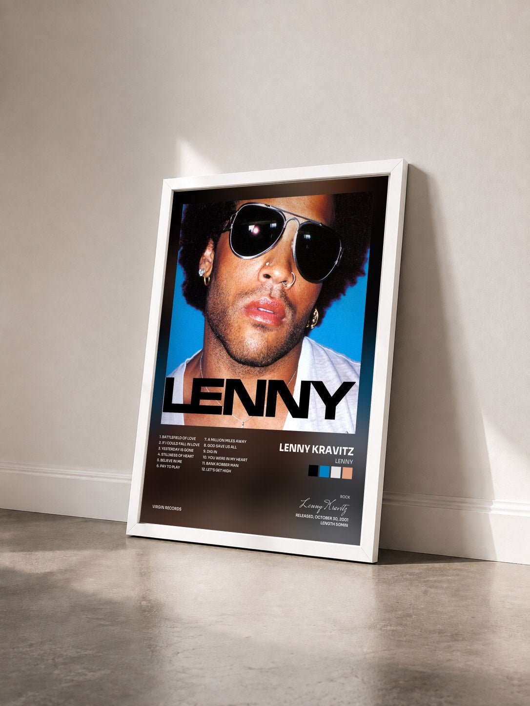 #blanc Lenny von Lenny Kravitz als gerahmter Kunstdruck von schräg gesehen, weißer Rahmen