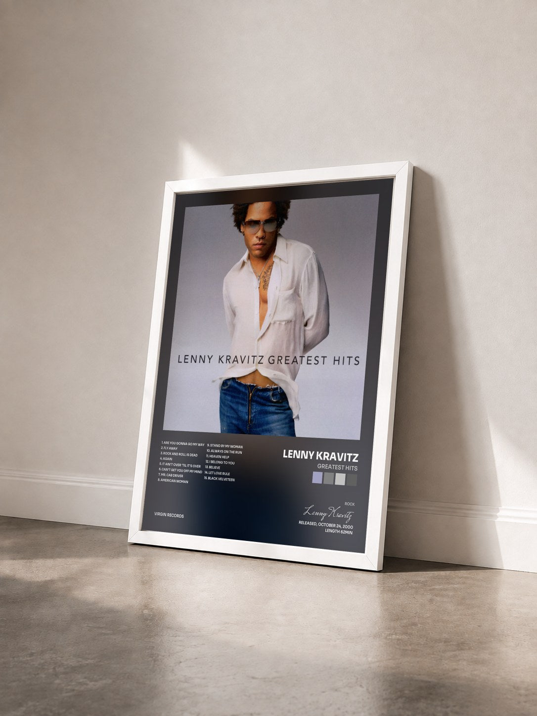 #blanc Tableau de l'album Greatest Hits de Lenny Kravitz vu de trois quarts, cadre blanc