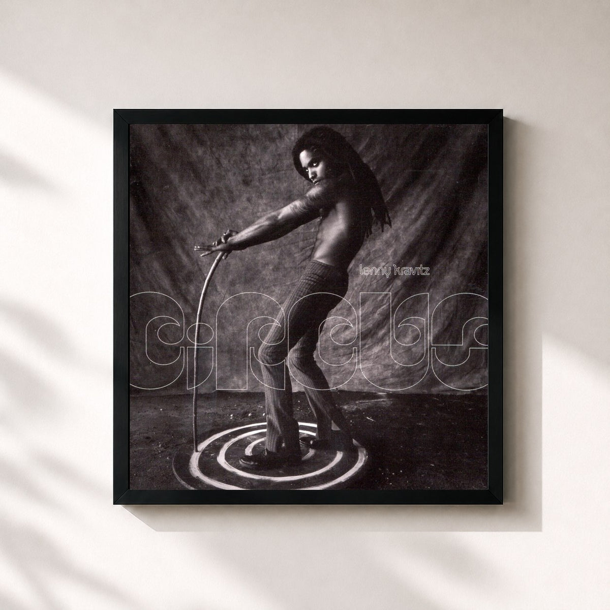 #noir Circus von Lenny Kravitz als quadratischer Kunstdruck, schwarzer Rahmen 32x32 cm