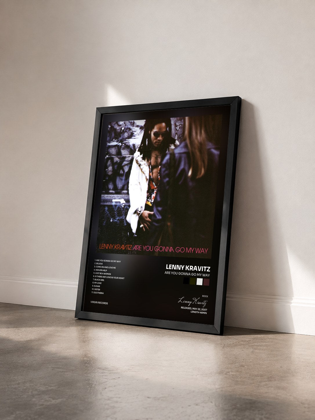 #noir Are You Gonna Go My Way von Lenny Kravitz als gerahmter Kunstdruck von schräg gesehen, schwarzer Rahmen