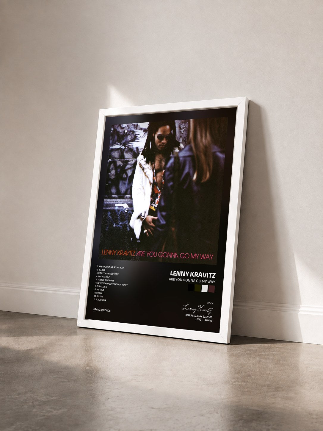 #blanc Are You Gonna Go My Way von Lenny Kravitz als gerahmter Kunstdruck von schräg gesehen, weißer Rahmen