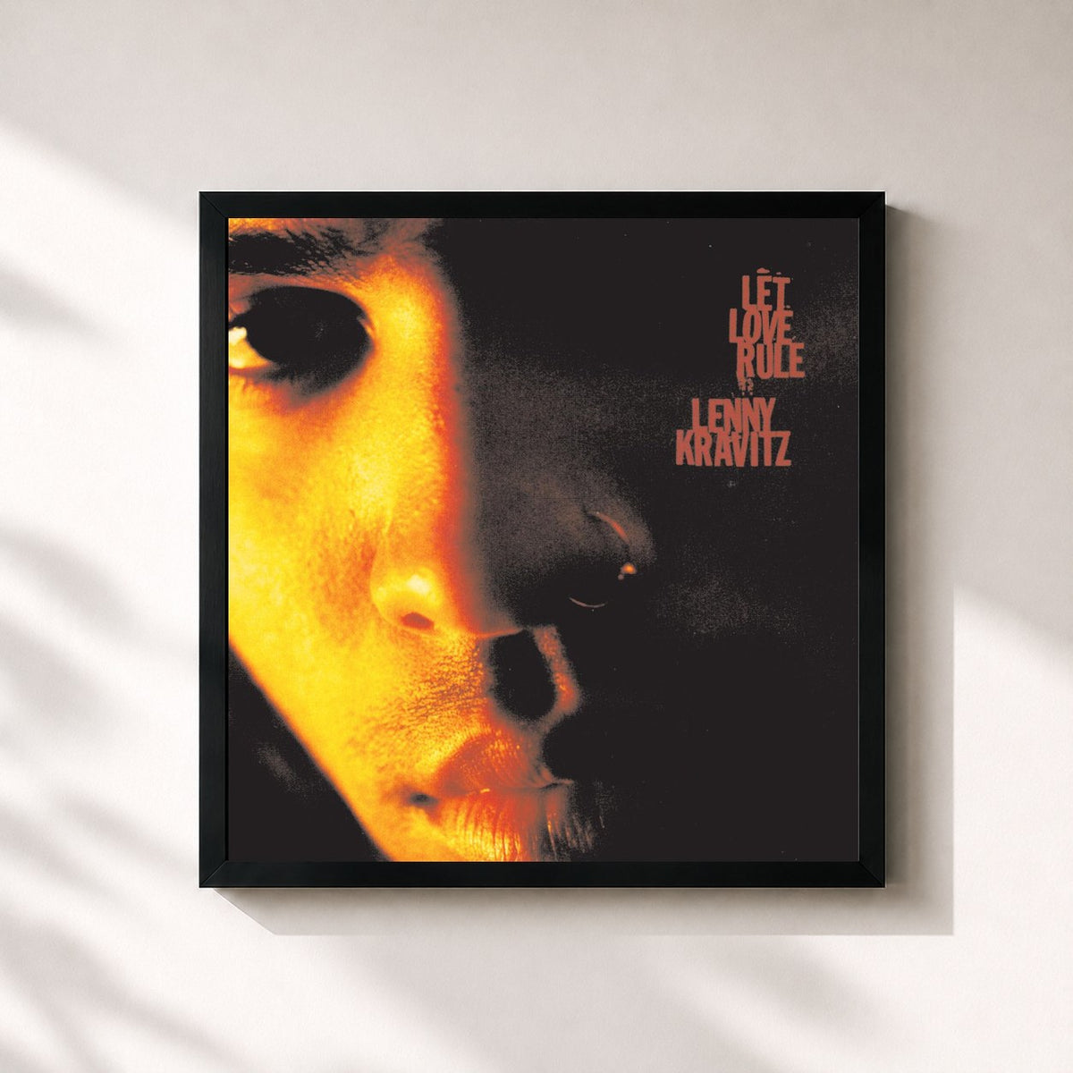 #noir Let Love Rule von Lenny Kravitz als quadratischer Kunstdruck, schwarzer Rahmen 32x32 cm
