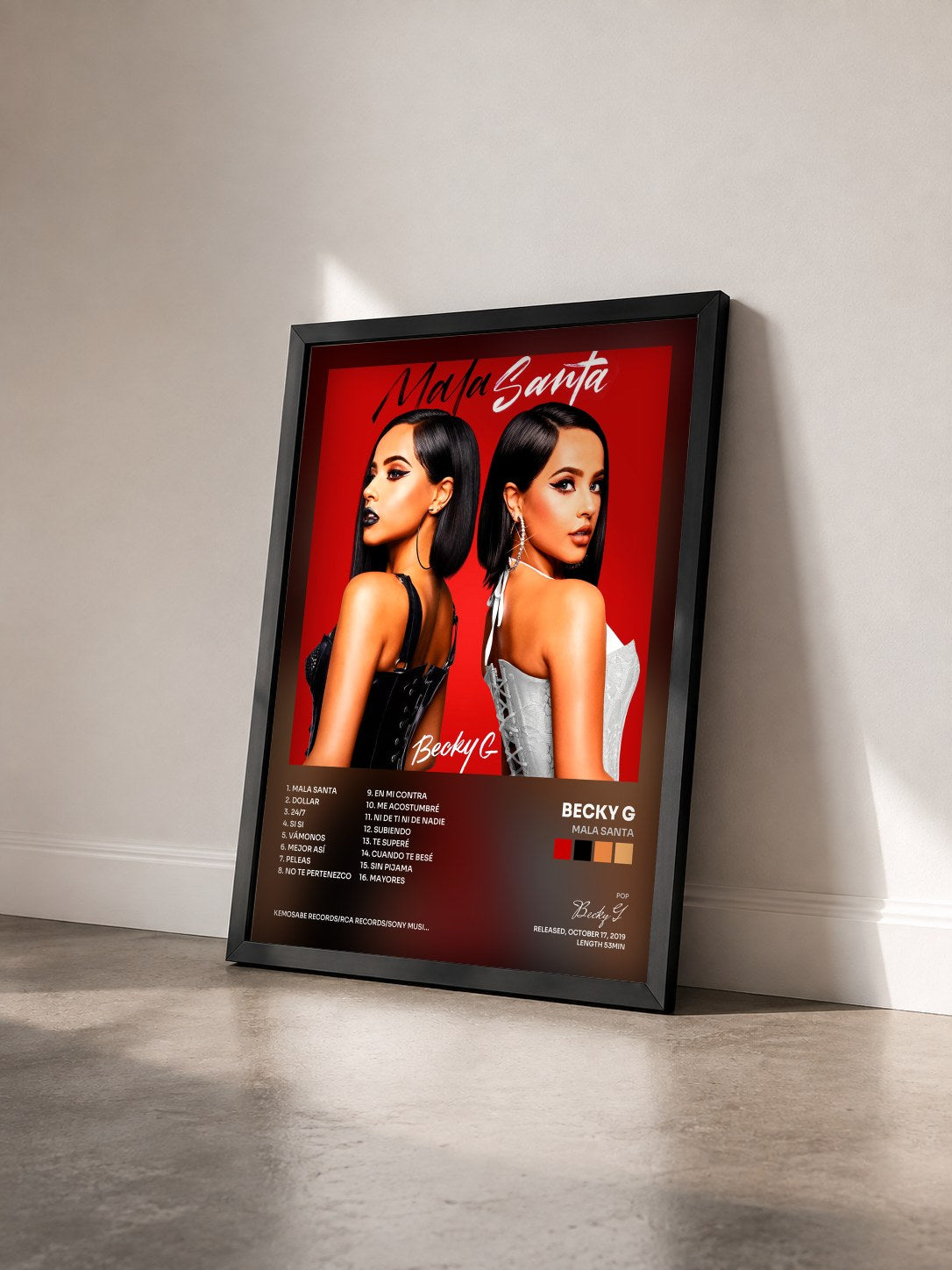 #noir MALA SANTA di Becky G in stampa incorniciata vista di tre quarti, cornice nera
