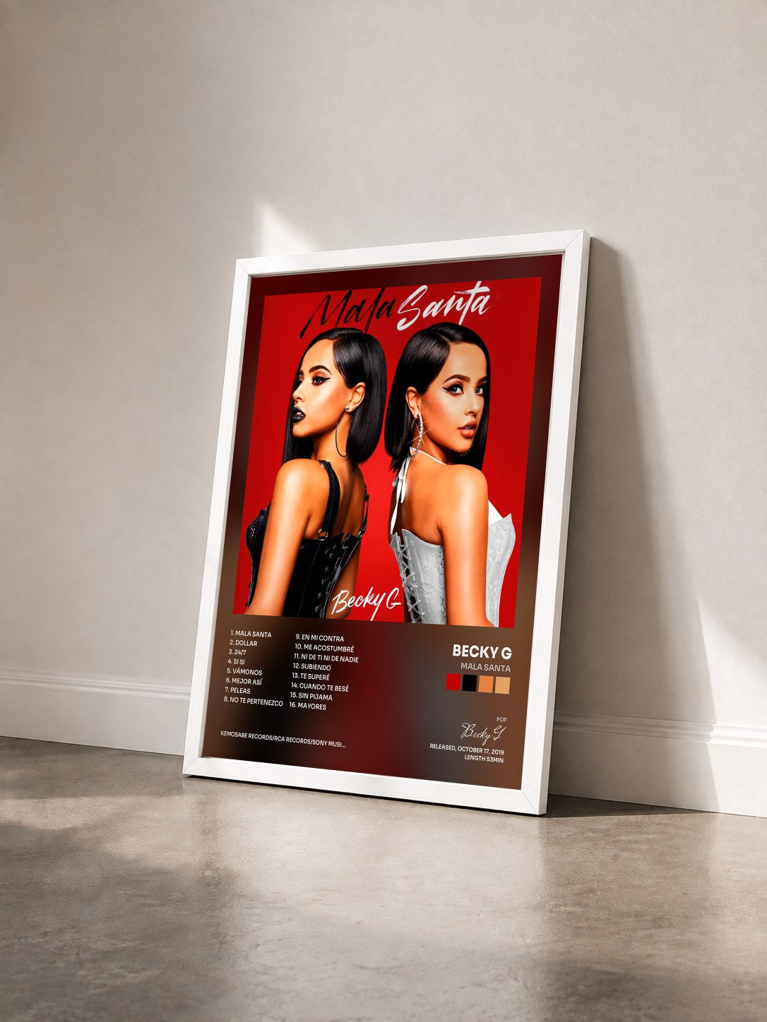 #blanc MALA SANTA di Becky G in stampa incorniciata vista di tre quarti, cornice bianca