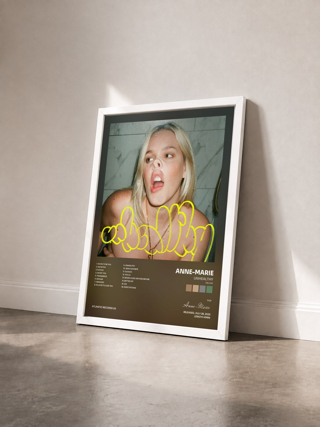 #blanc Tableau de l'album UNHEALTHY (Deluxe) de Anne-Marie vu de trois quarts, cadre blanc