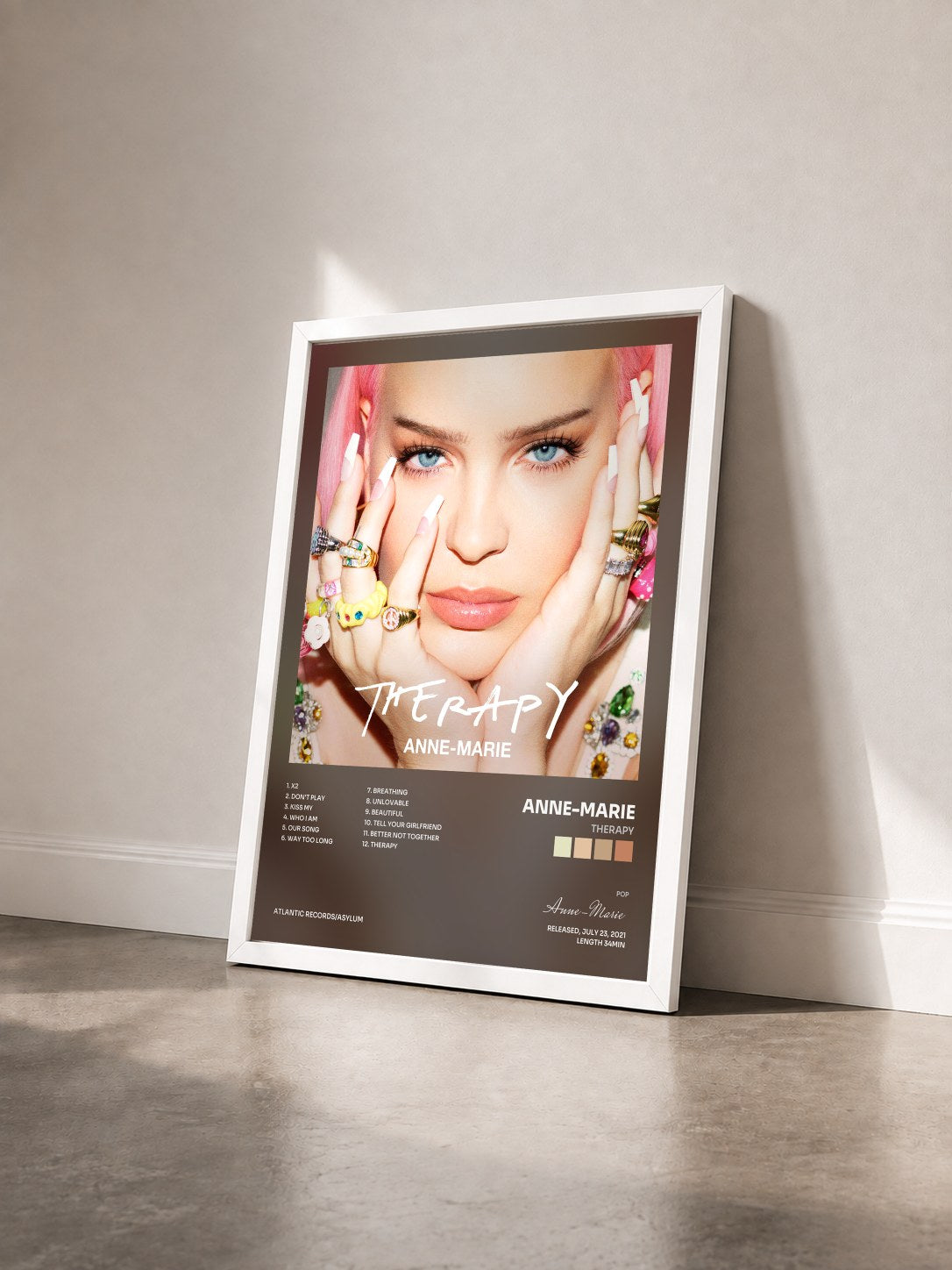 #blanc Tableau de l'album Therapy de Anne-Marie vu de trois quarts, cadre blanc
