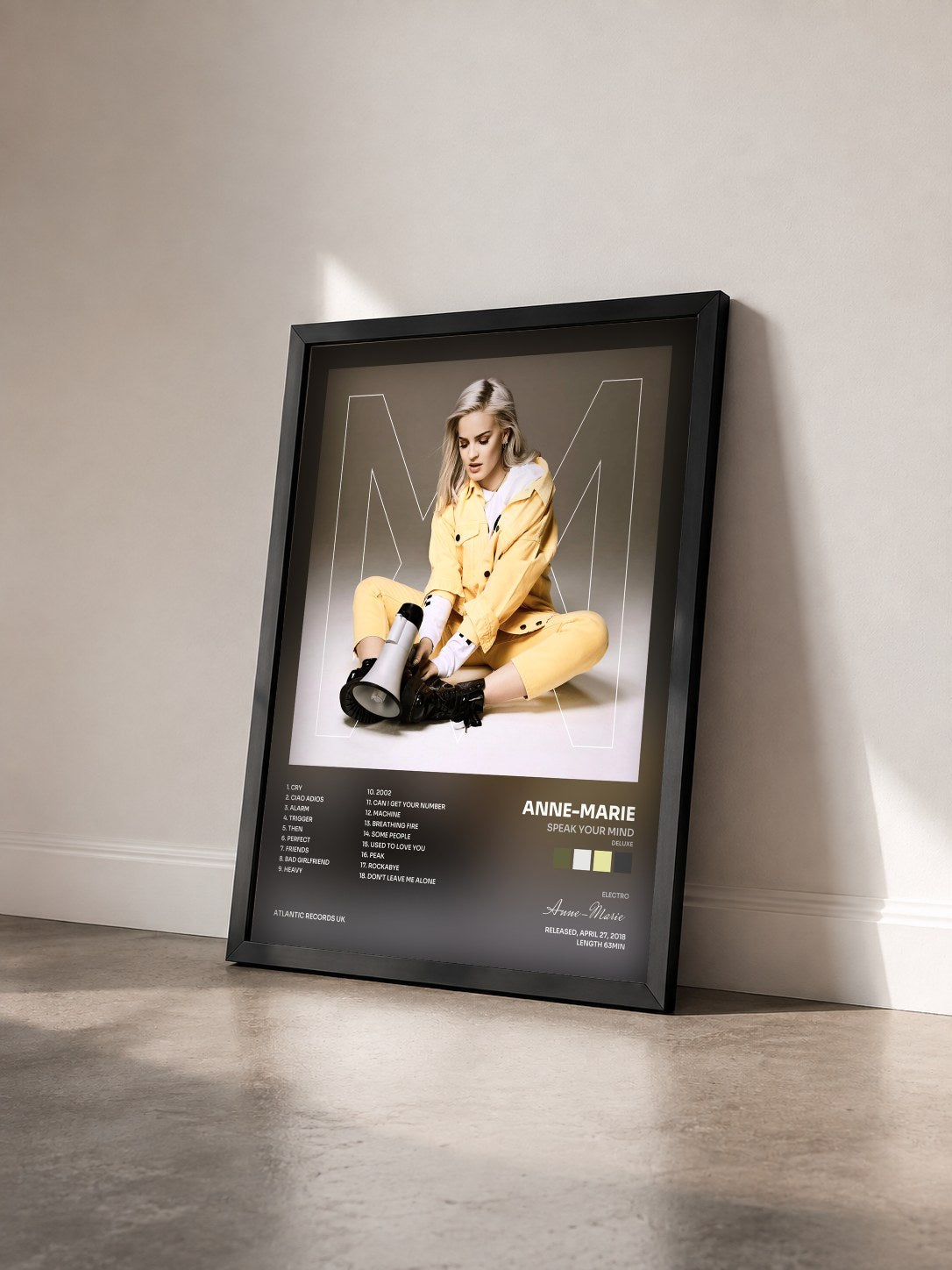 #noir Tableau de l'album Speak Your Mind (Deluxe) de Anne-Marie vu de trois quarts, cadre noir