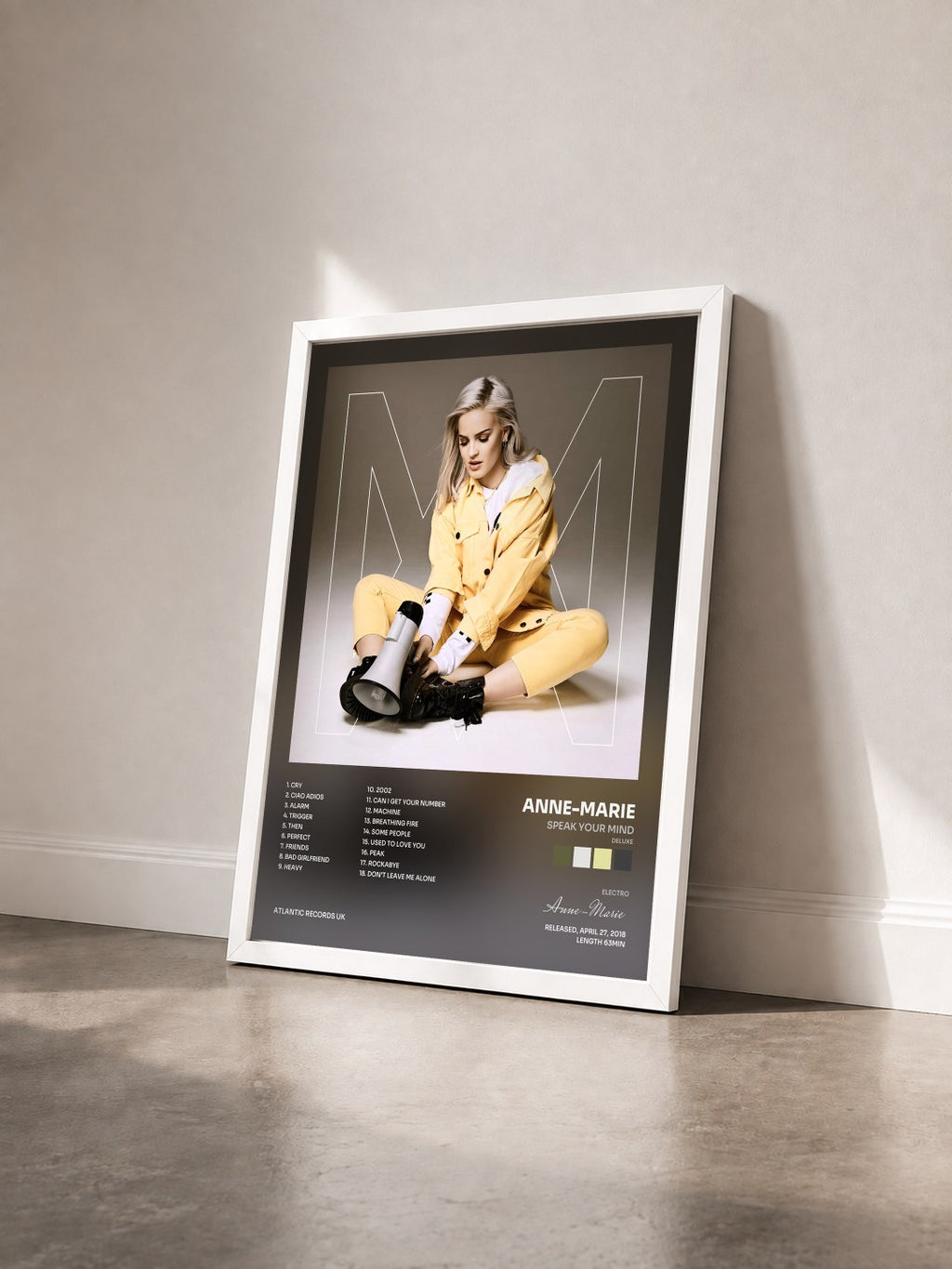 #blanc Tableau de l'album Speak Your Mind (Deluxe) de Anne-Marie vu de trois quarts, cadre blanc