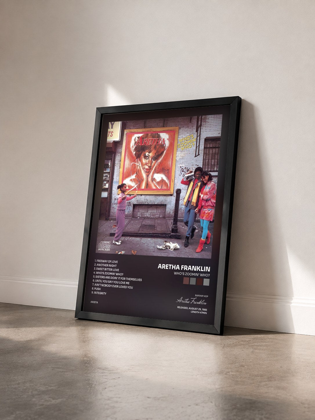 #noir Who's Zoomin' Who? von Aretha Franklin als gerahmter Kunstdruck von schräg gesehen, schwarzer Rahmen