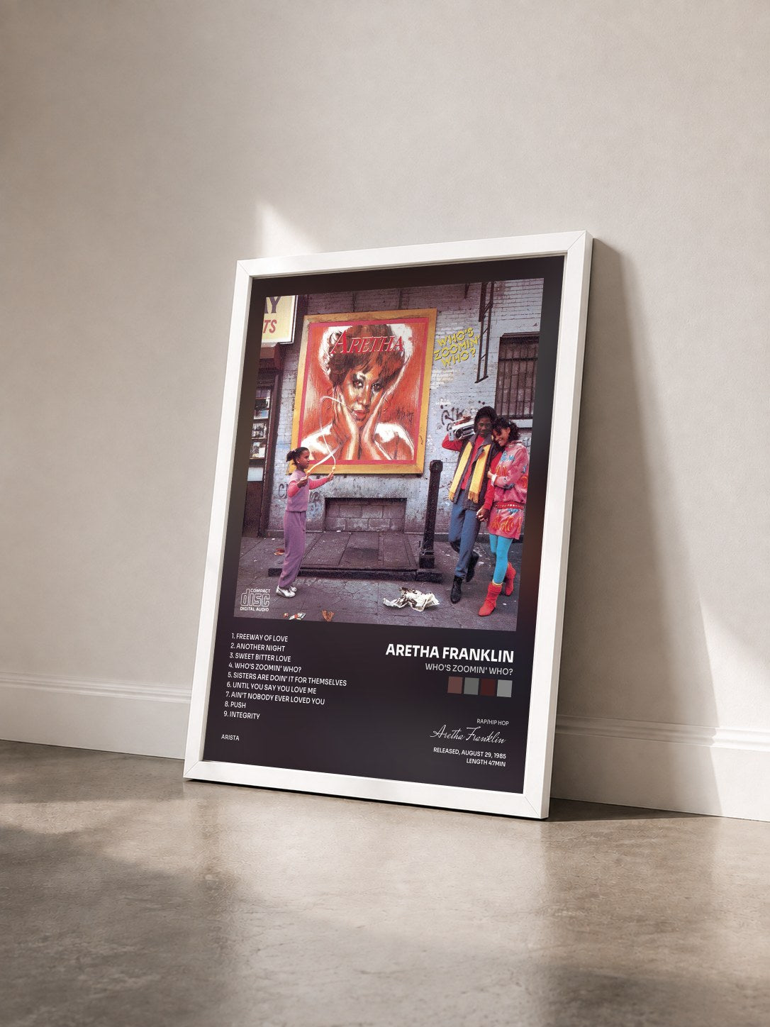 #blanc Who's Zoomin' Who? von Aretha Franklin als gerahmter Kunstdruck von schräg gesehen, weißer Rahmen