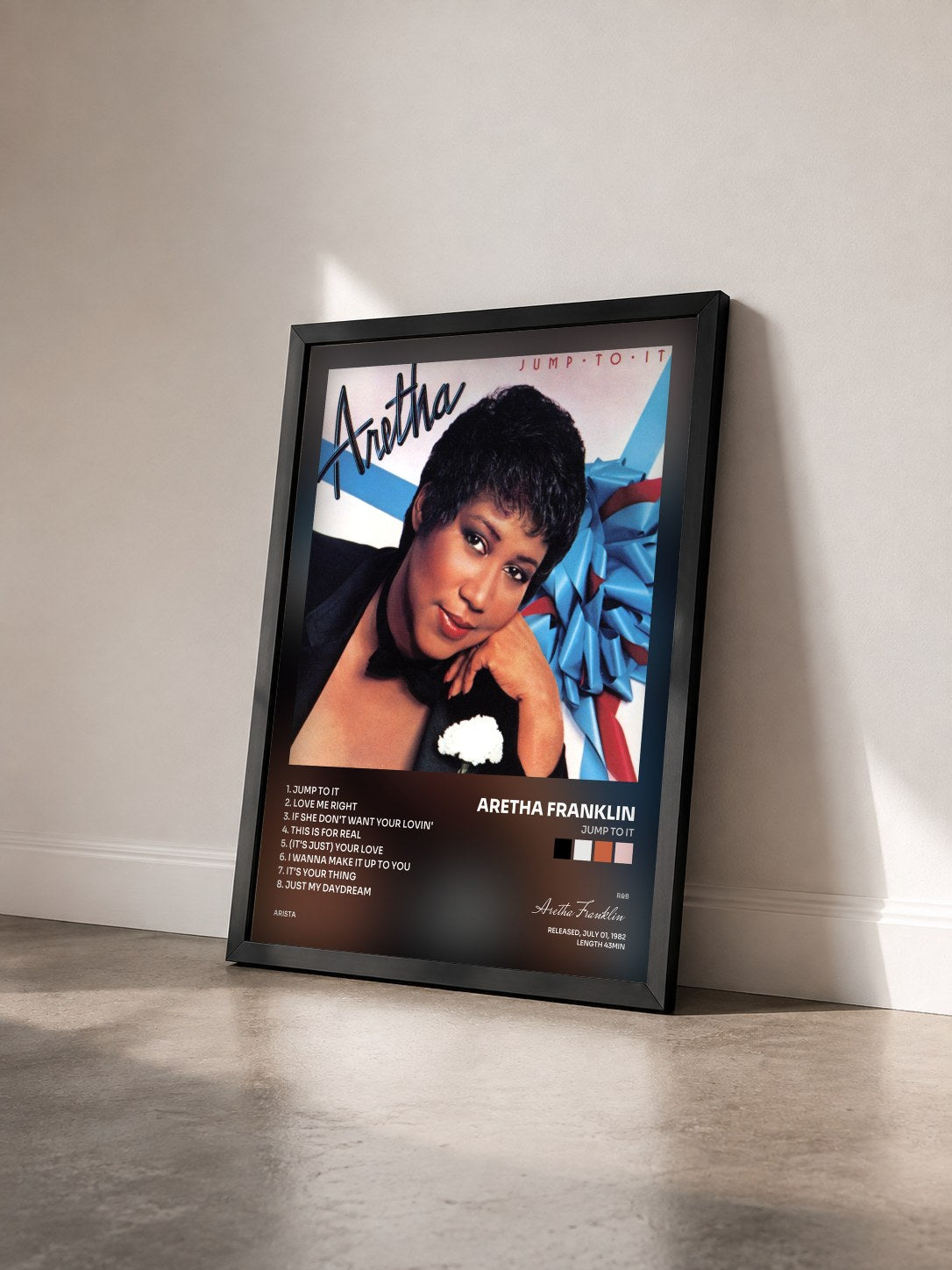 #noir Jump To It von Aretha Franklin als gerahmter Kunstdruck von schräg gesehen, schwarzer Rahmen
