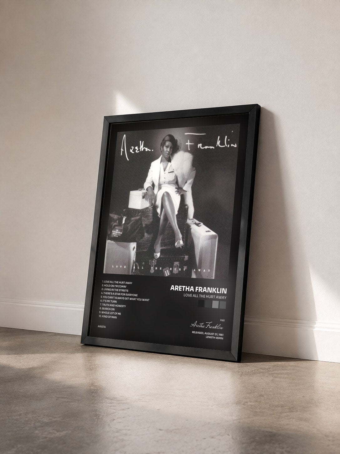 #noir Love All The Hurt Away von Aretha Franklin als gerahmter Kunstdruck von schräg gesehen, schwarzer Rahmen