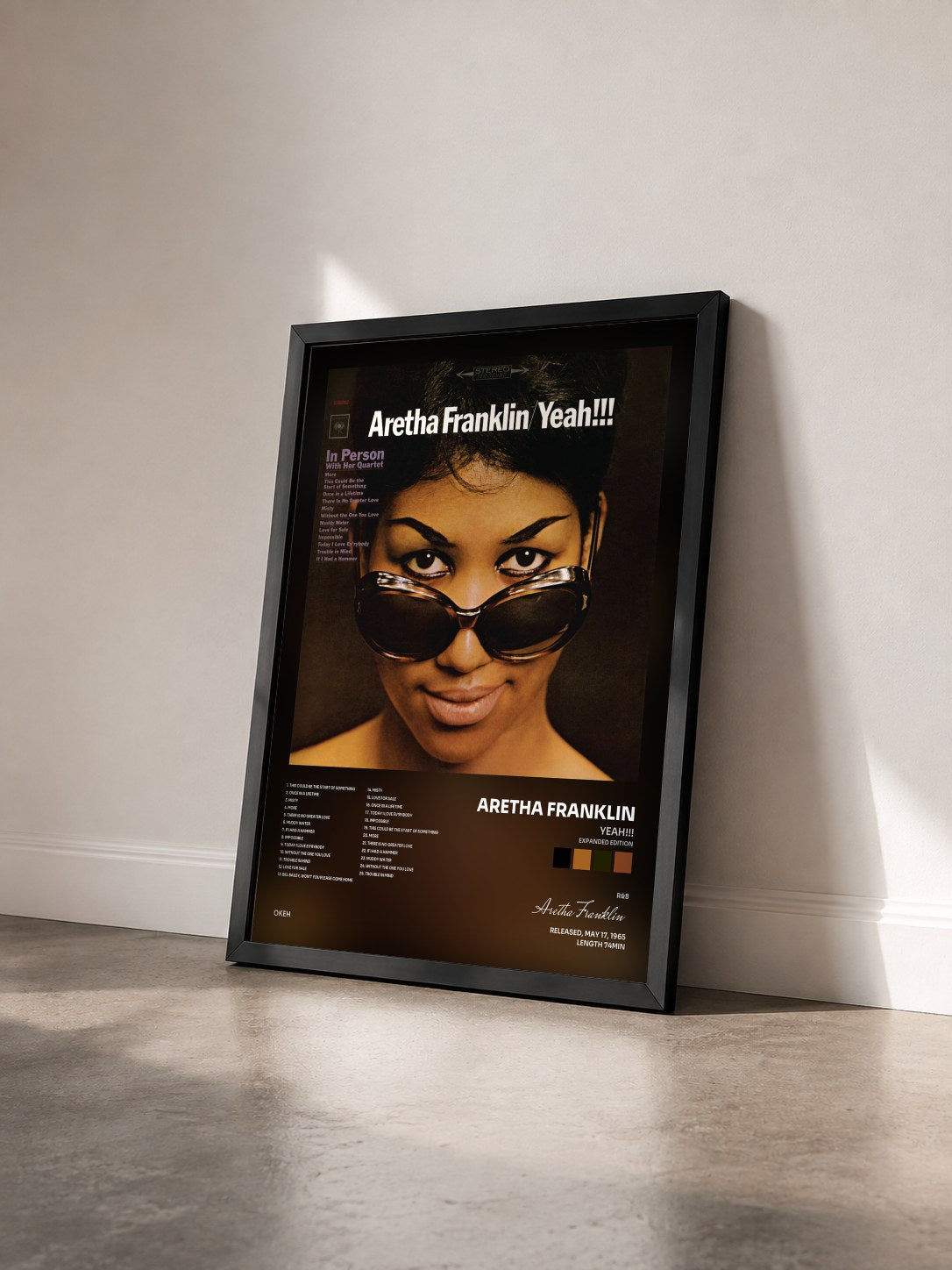 #noir Yeah!!! (Expanded Edition) von Aretha Franklin als gerahmter Kunstdruck von schräg gesehen, schwarzer Rahmen