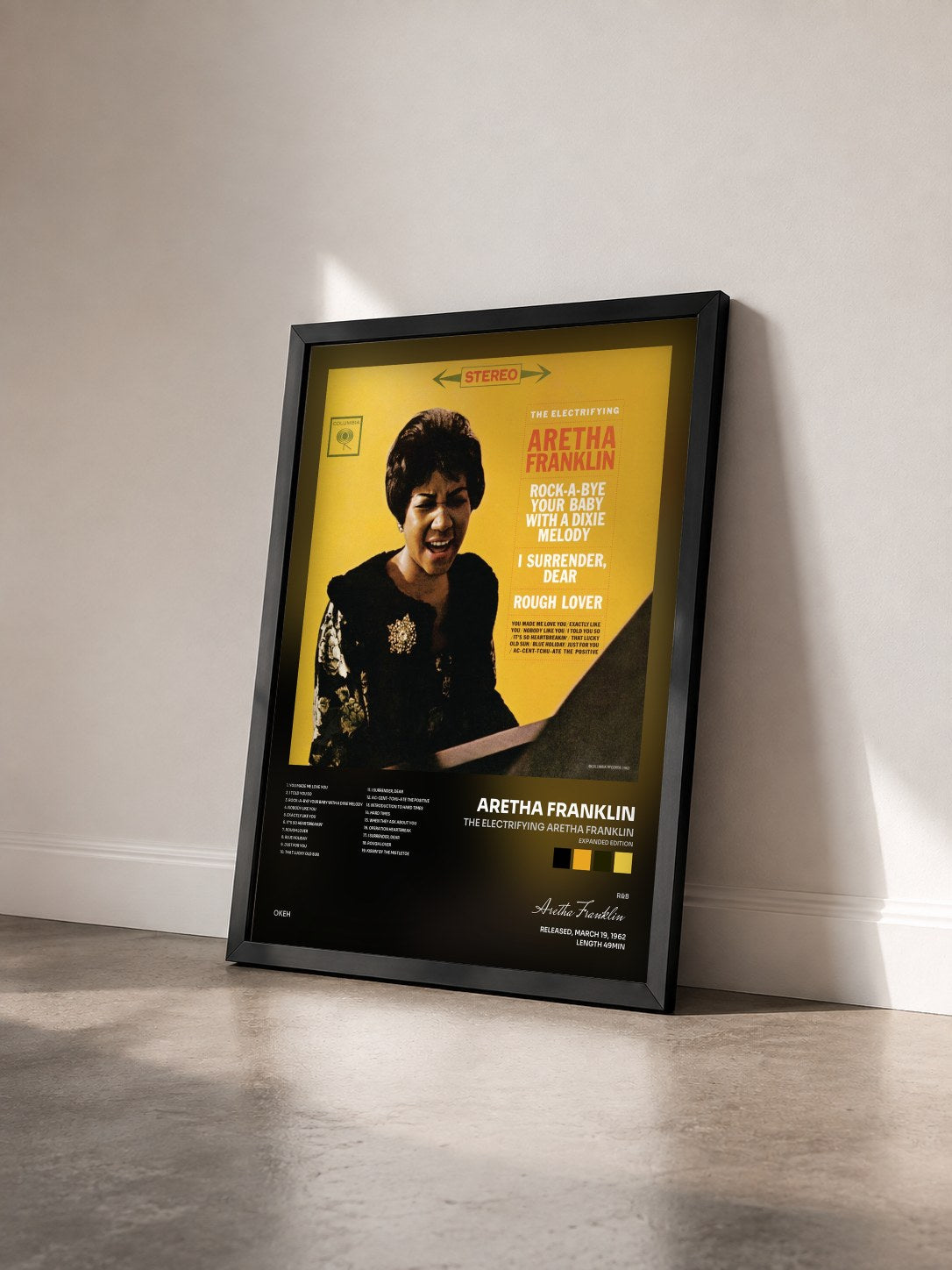 #noir The Electrifying Aretha Franklin (Expanded Edition) von Aretha Franklin als gerahmter Kunstdruck von schräg gesehen, schwarzer Rahmen