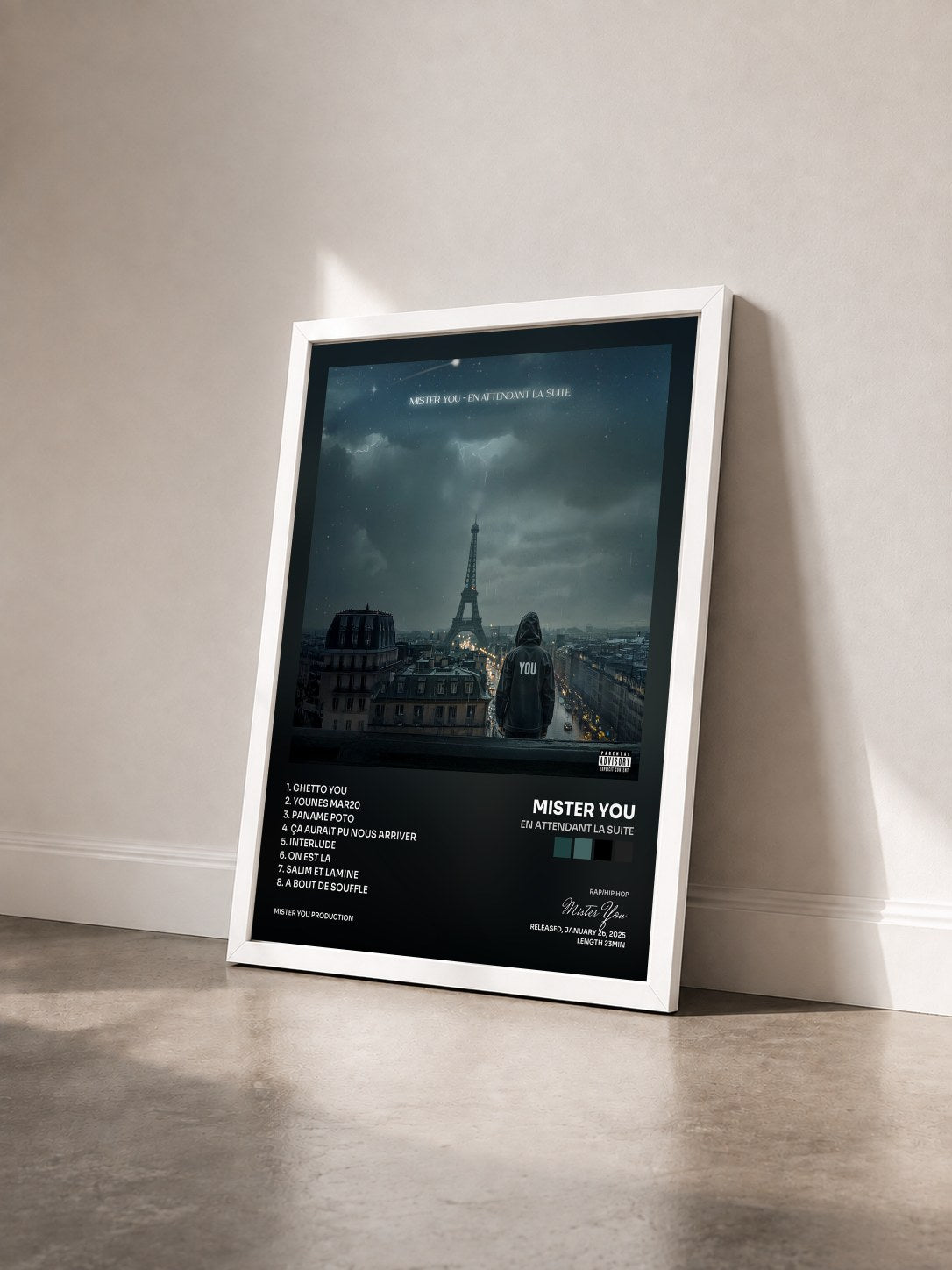#blanc Tableau de l'album EN ATTENDANT LA SUITE de Mister You vu de trois quarts, cadre blanc