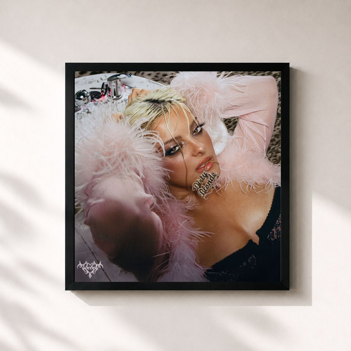 #noir DIRTY BLONDE di Bebe Rexha in stampa quadrata incorniciata, cornice nera 32x32 cm