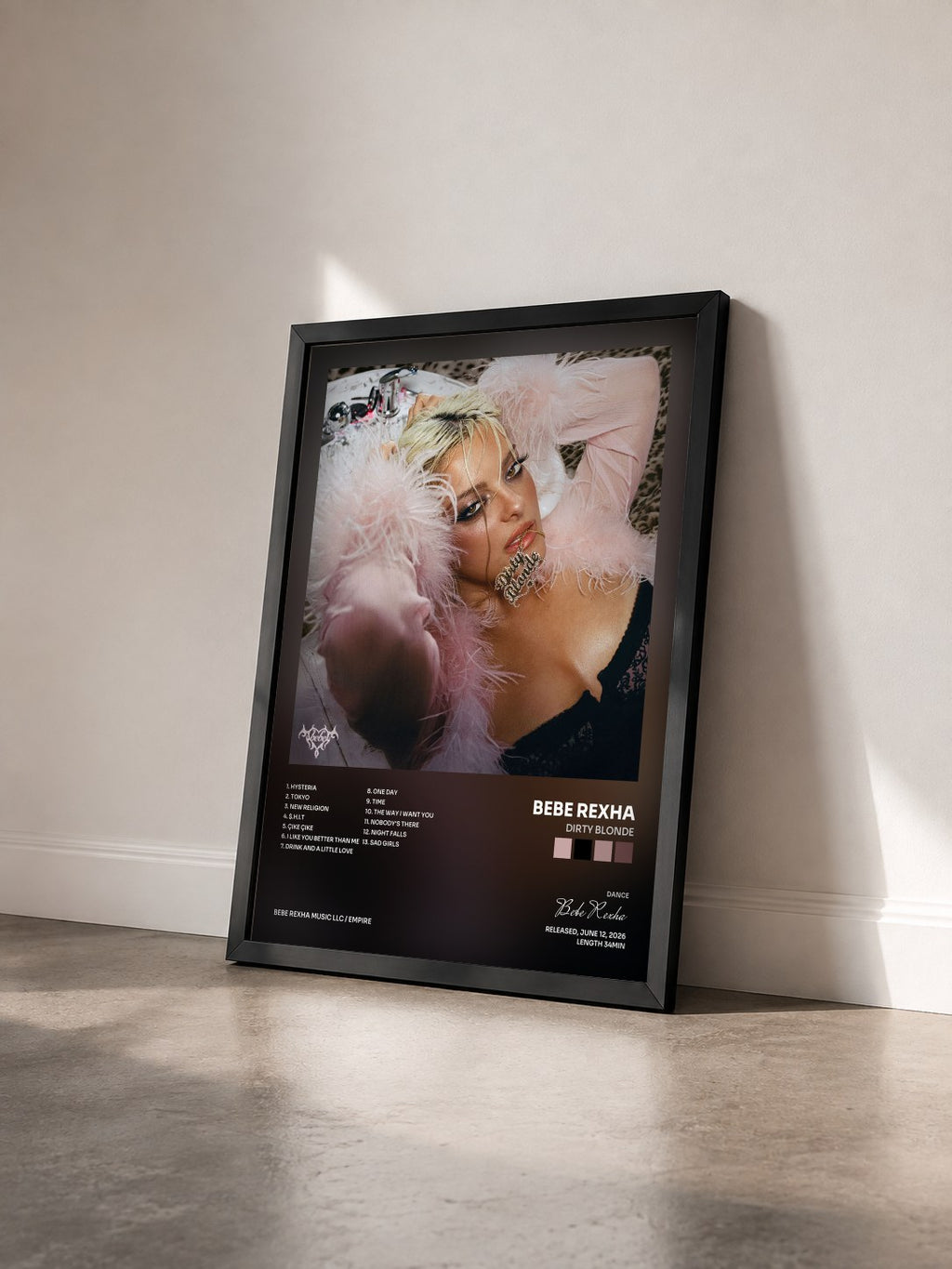 #noir DIRTY BLONDE de Bebe Rexha en lámina enmarcada vista de tres cuartos, marco negro