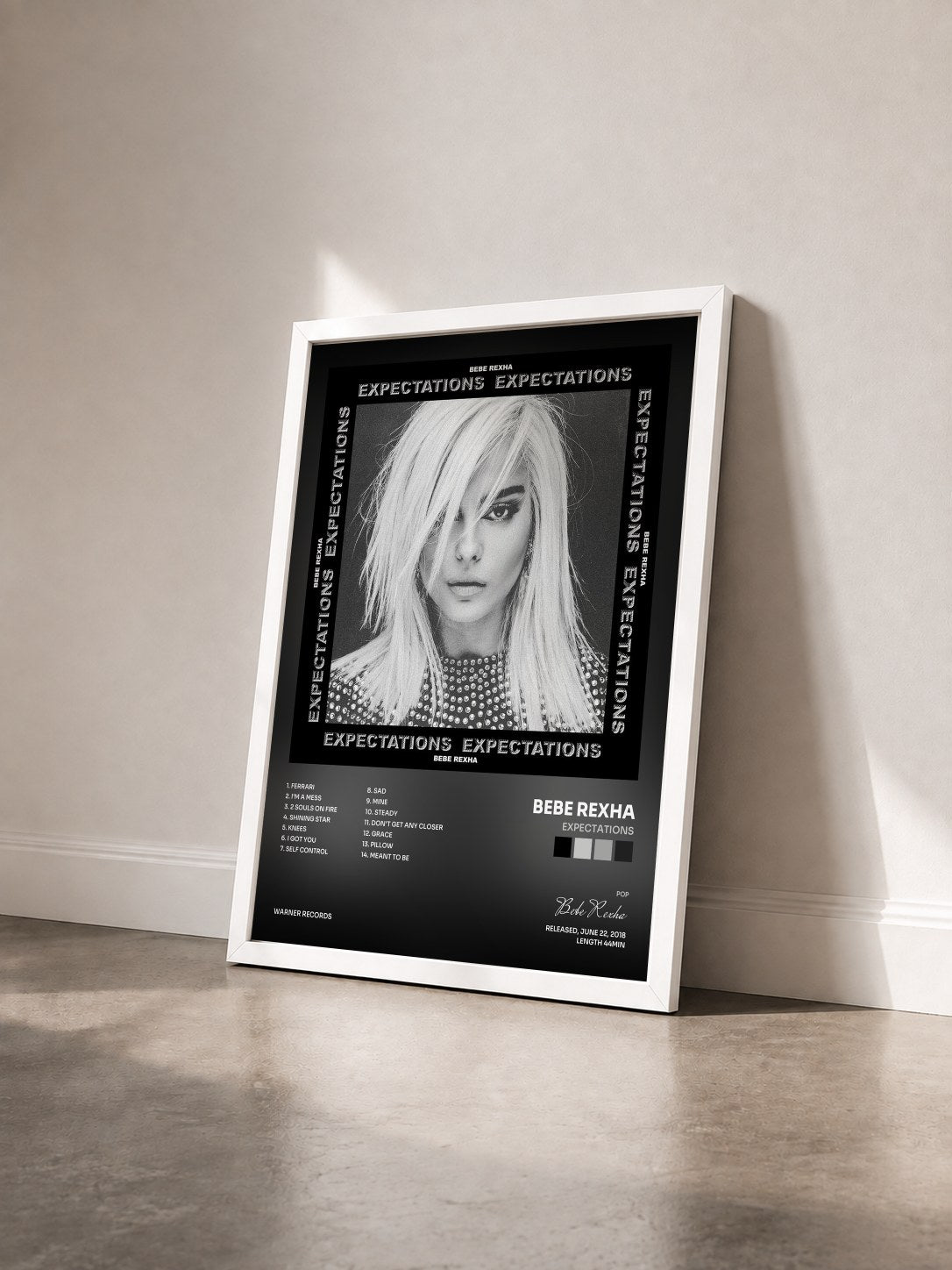 #blanc Expectations di Bebe Rexha in stampa incorniciata vista di tre quarti, cornice bianca