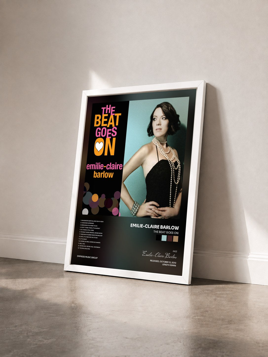 #blanc Tableau de l'album The Beat Goes On de Emilie-Claire Barlow vu de trois quarts, cadre blanc