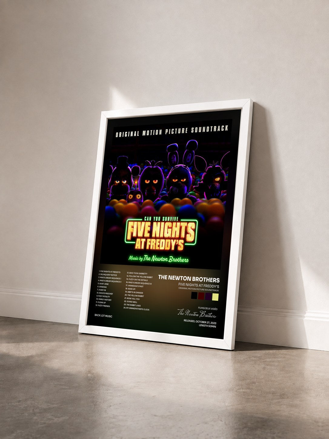 #blanc Tableau de l'album Five Nights at Freddy's (Original Motion Picture Soundtrack) de The Newton Brothers vu de trois quarts, cadre blanc