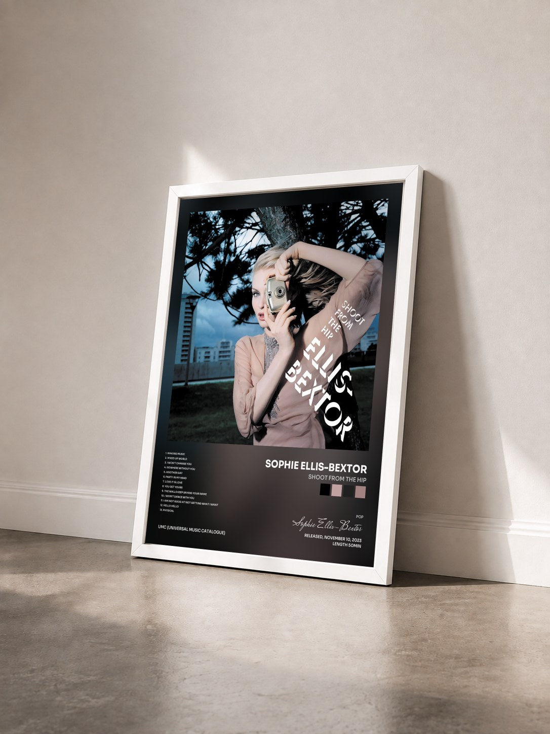 #blanc Tableau de l'album Shoot From The Hip de Sophie Ellis-Bextor vu de trois quarts, cadre blanc