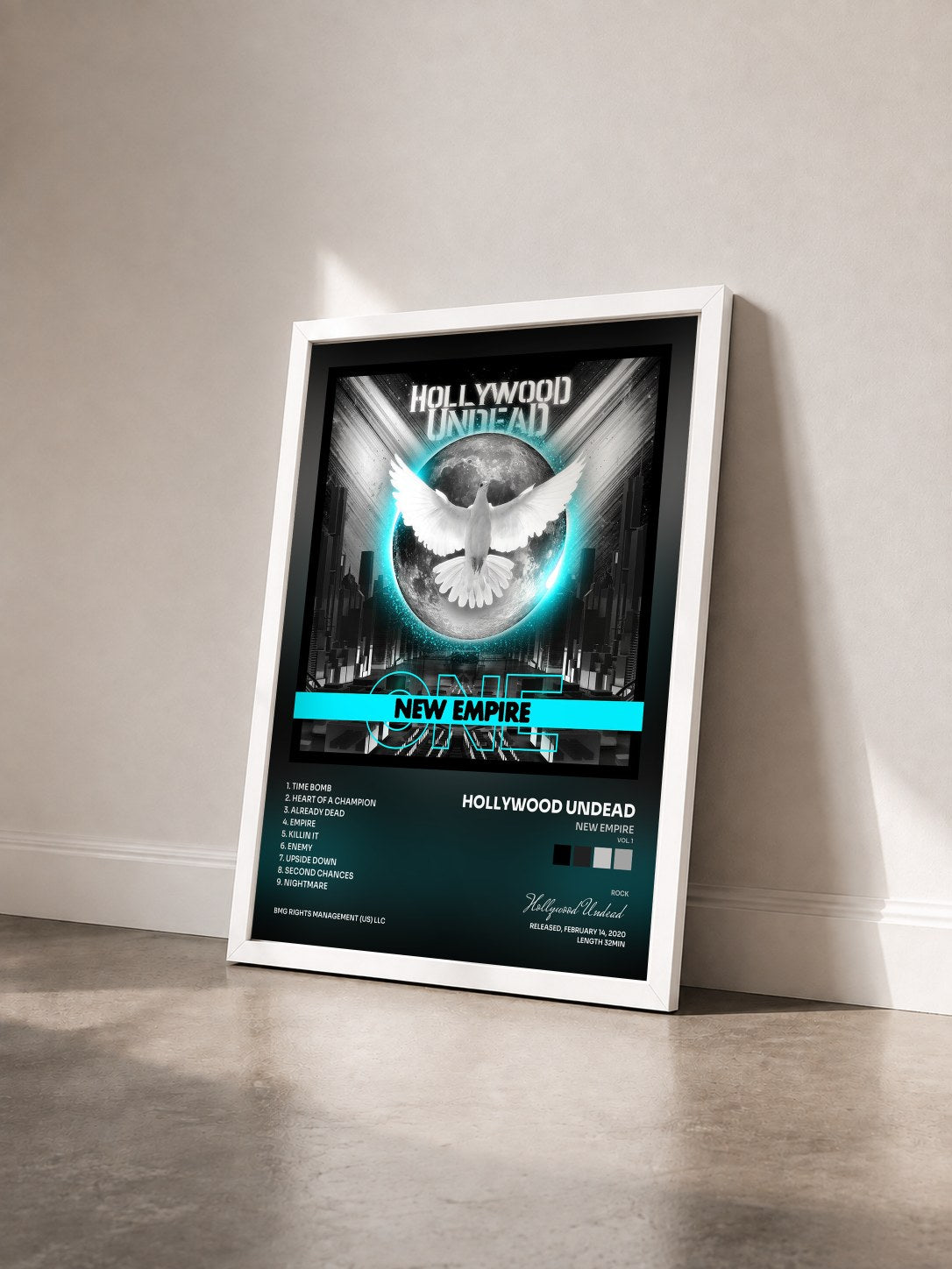 #blanc Tableau de l'album New Empire (Vol. 1) de Hollywood Undead vu de trois quarts, cadre blanc