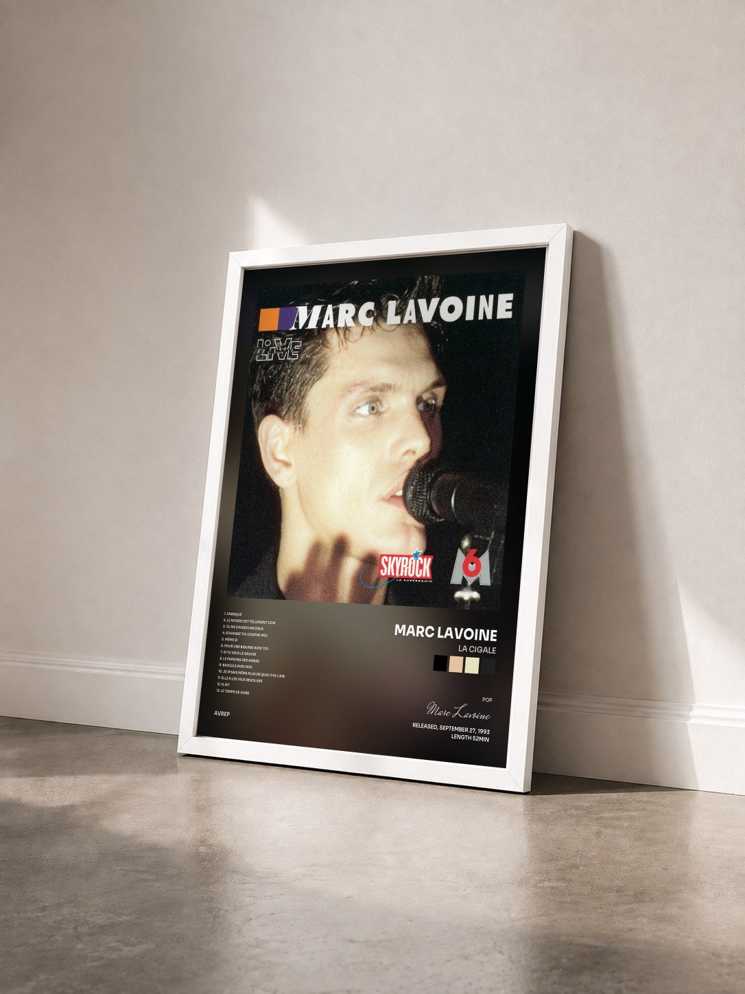 #blanc Tableau de l'album La cigale de Marc Lavoine vu de trois quarts, cadre blanc