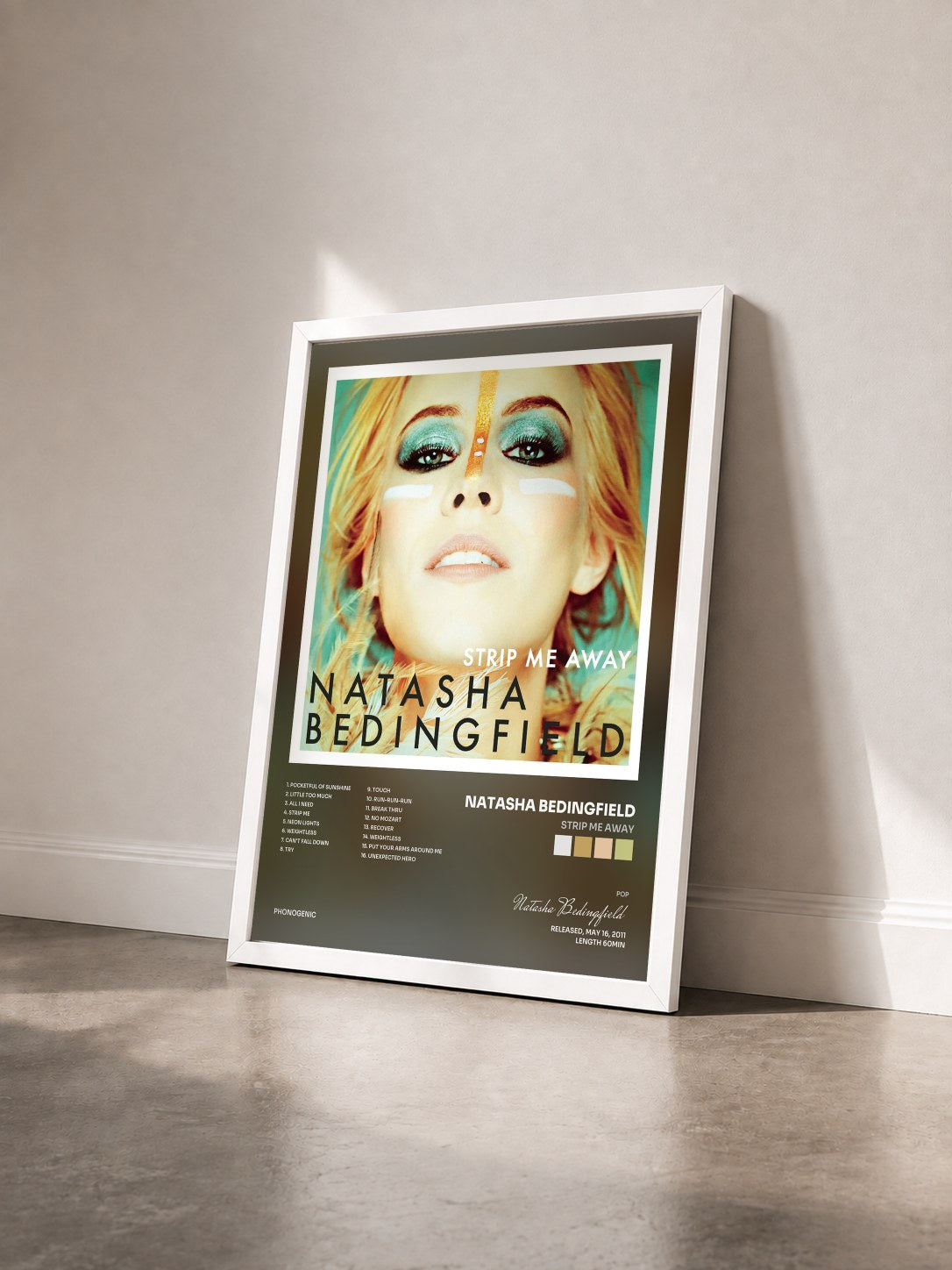 #blanc Tableau de l'album Strip Me Away de Natasha Bedingfield vu de trois quarts, cadre blanc