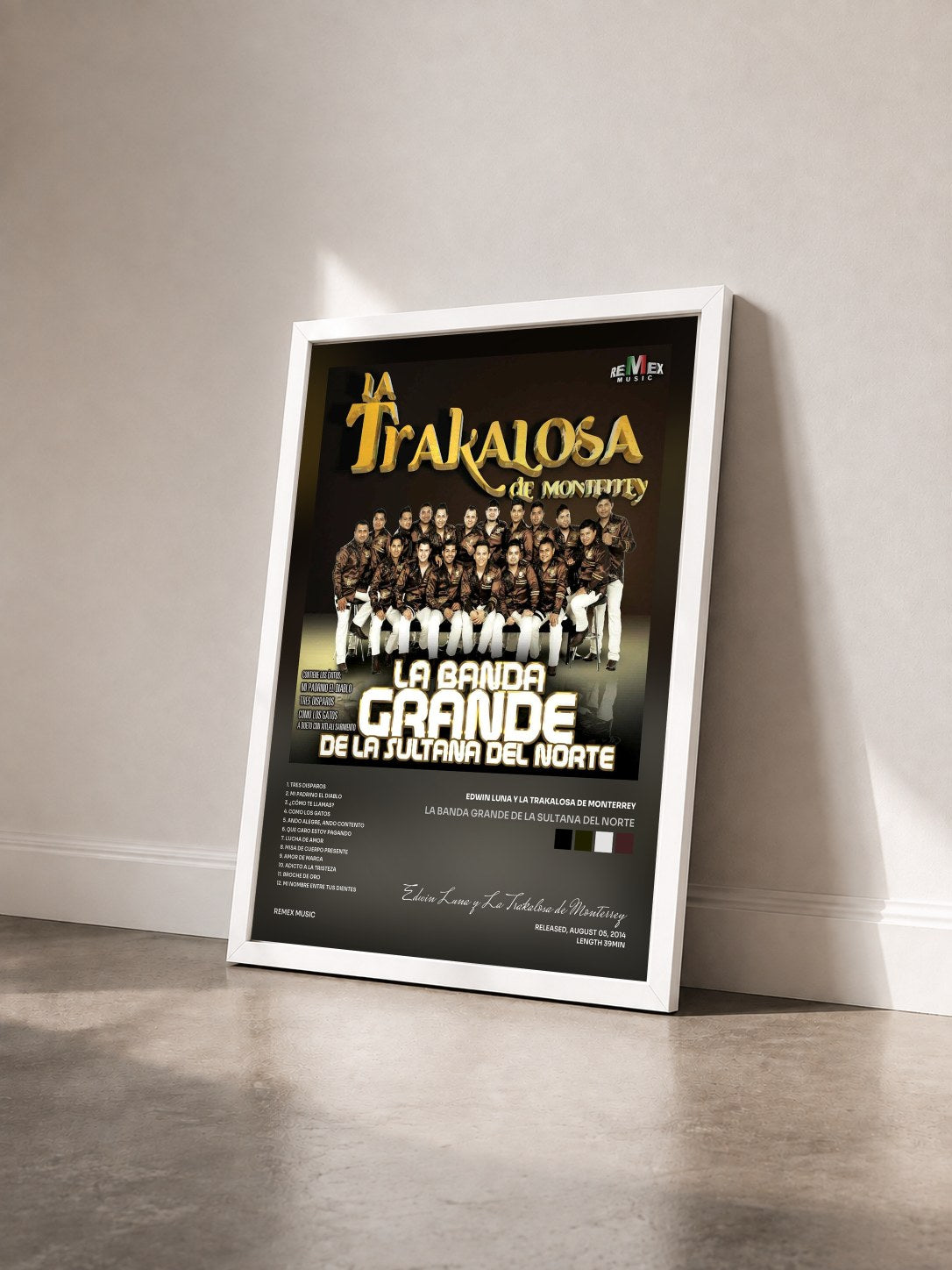 #blanc Tableau de l'album La Banda Grande de la Sultana del Norte de Edwin Luna y La Trakalosa de Monterrey vu de trois quarts, cadre blanc