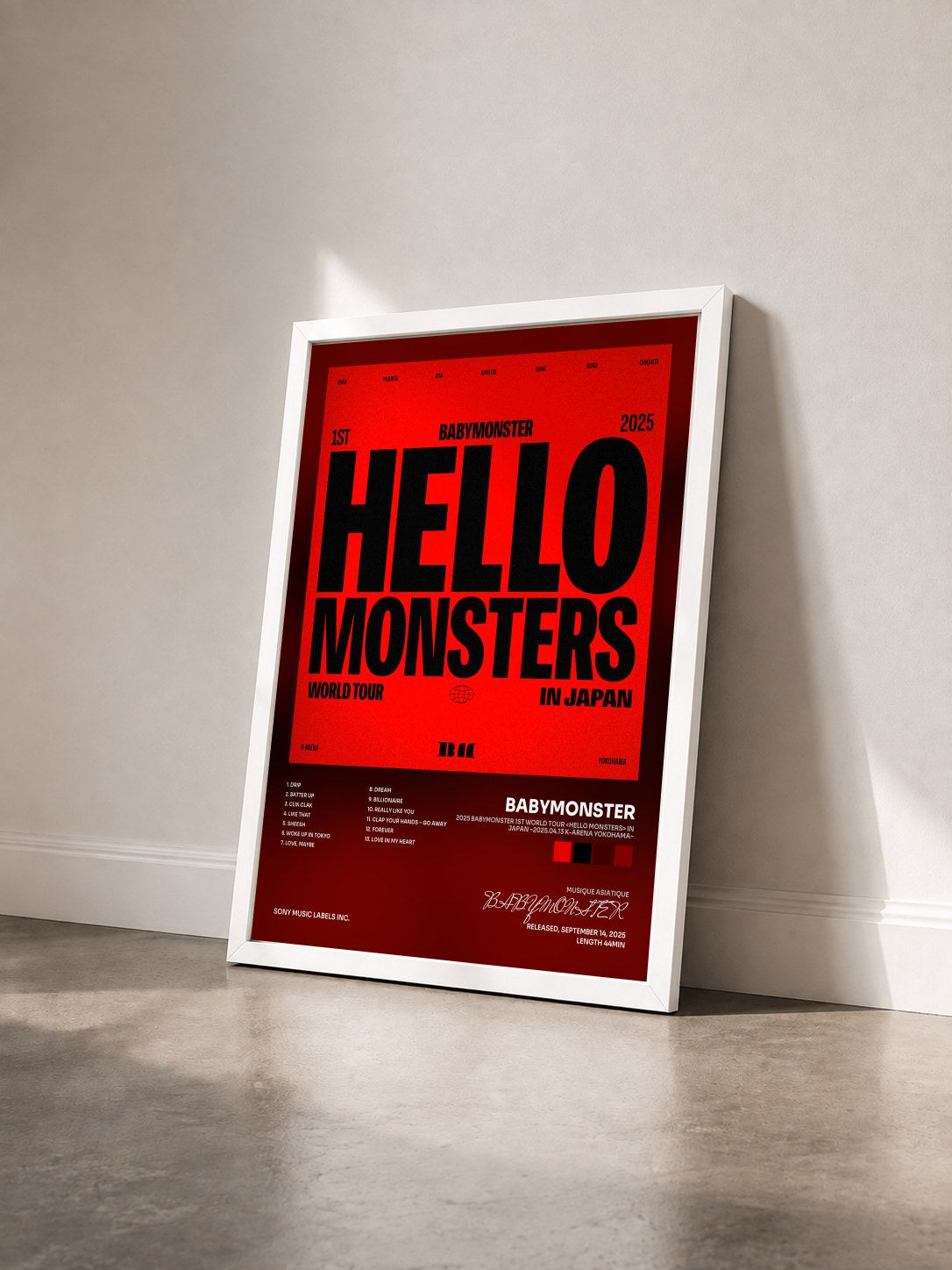 #blanc Tableau de l'album 2025 BABYMONSTER 1st WORLD TOUR <HELLO MONSTERS> IN JAPAN ~2025.04.13 K-ARENA YOKOHAMA~ de BABYMONSTER vu de trois quarts, cadre blanc