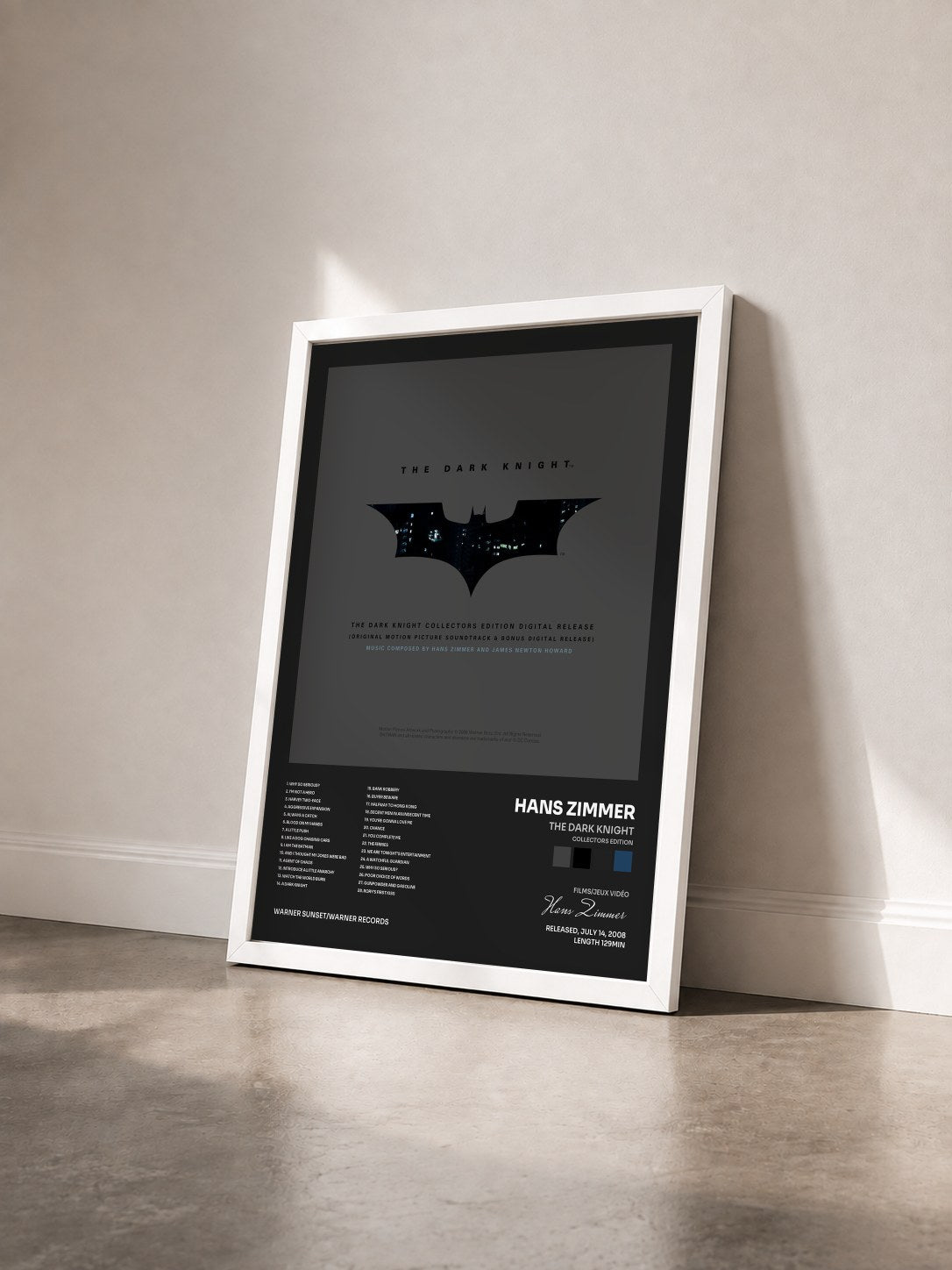 #blanc The Dark Knight (Collectors Edition) [Original Motion Picture Soundtrack] di Hans Zimmer in stampa incorniciata vista di tre quarti, cornice bianca