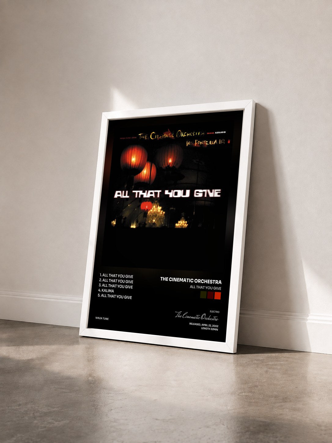 #blanc Tableau de l'album All That You Give de The Cinematic Orchestra vu de trois quarts, cadre blanc