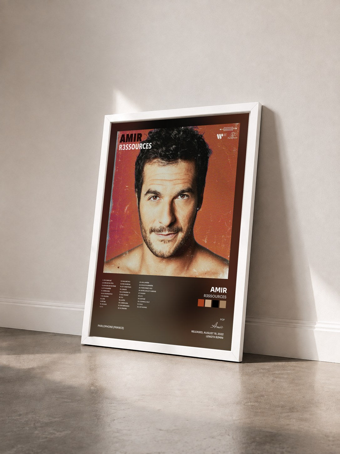 #blanc Tableau de l'album R3SSOURCES de Amir vu de trois quarts, cadre blanc