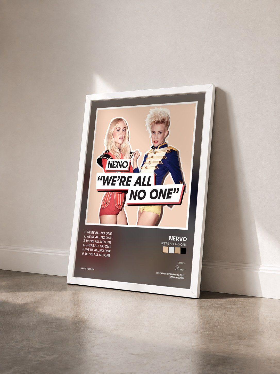 #blanc Tableau de l'album We're All No One de Nervo vu de trois quarts, cadre blanc
