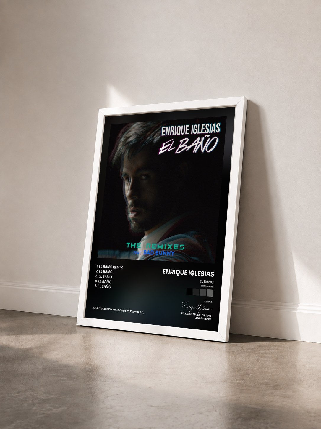 #blanc EL BAÑO (The Remixes) von Enrique Iglesias als gerahmter Kunstdruck von schräg gesehen, weißer Rahmen