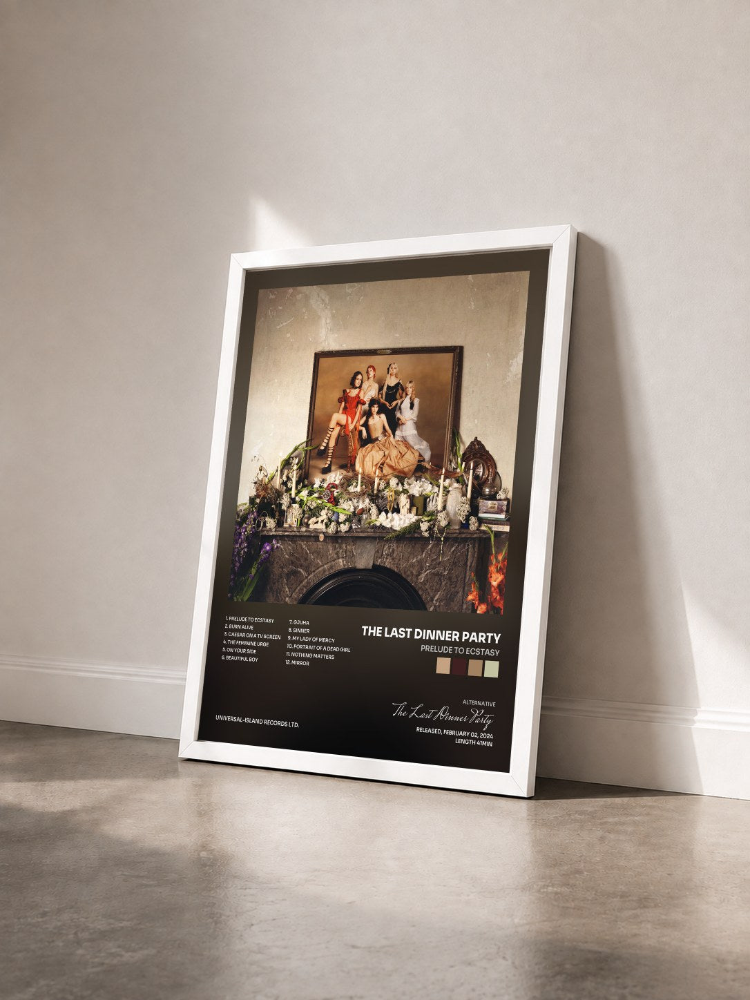 #blanc Tableau de l'album Prelude to Ecstasy de The Last Dinner Party vu de trois quarts, cadre blanc