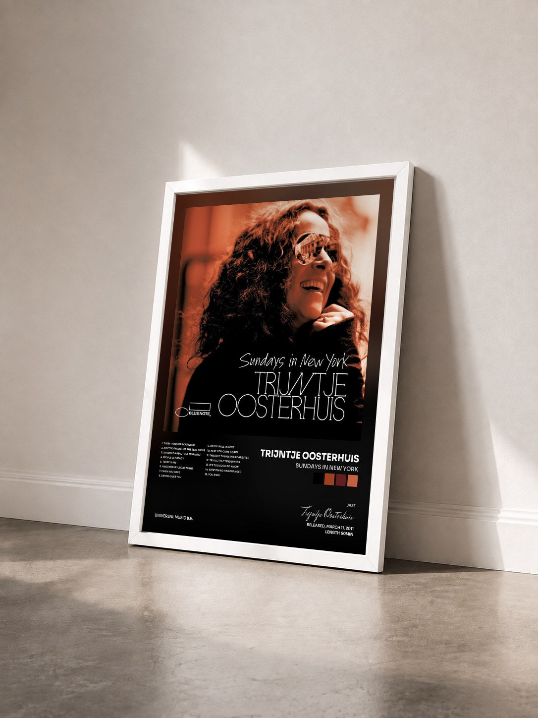 #blanc Tableau de l'album Sundays In New York de Trijntje Oosterhuis vu de trois quarts, cadre blanc