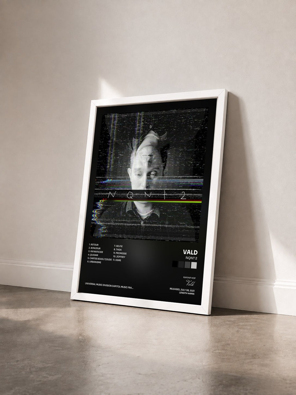 #blanc Tableau de l'album NQNT 2 de Vald vu de trois quarts, cadre blanc