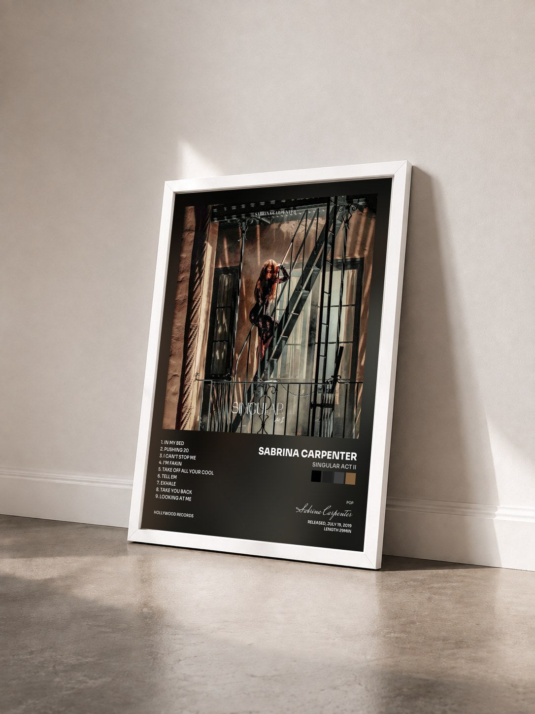 #blanc Tableau de l'album Singular Act II de Sabrina Carpenter vu de trois quarts, cadre blanc