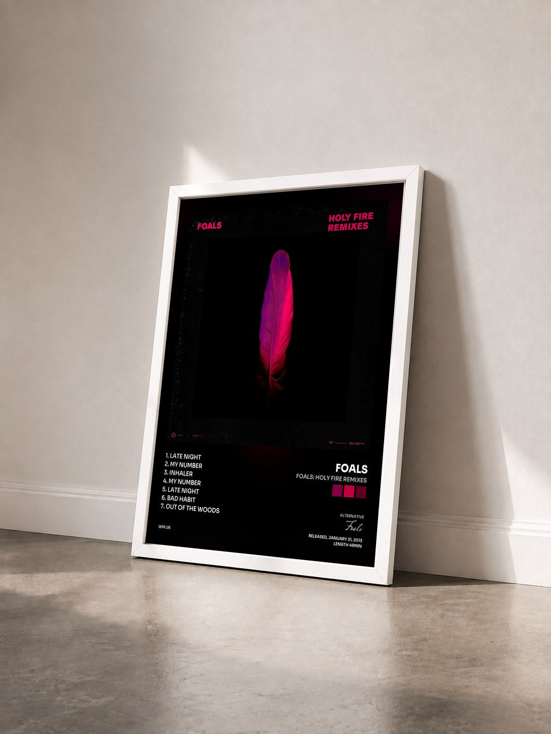 #blanc Tableau de l'album Foals: Holy Fire Remixes de Foals vu de trois quarts, cadre blanc